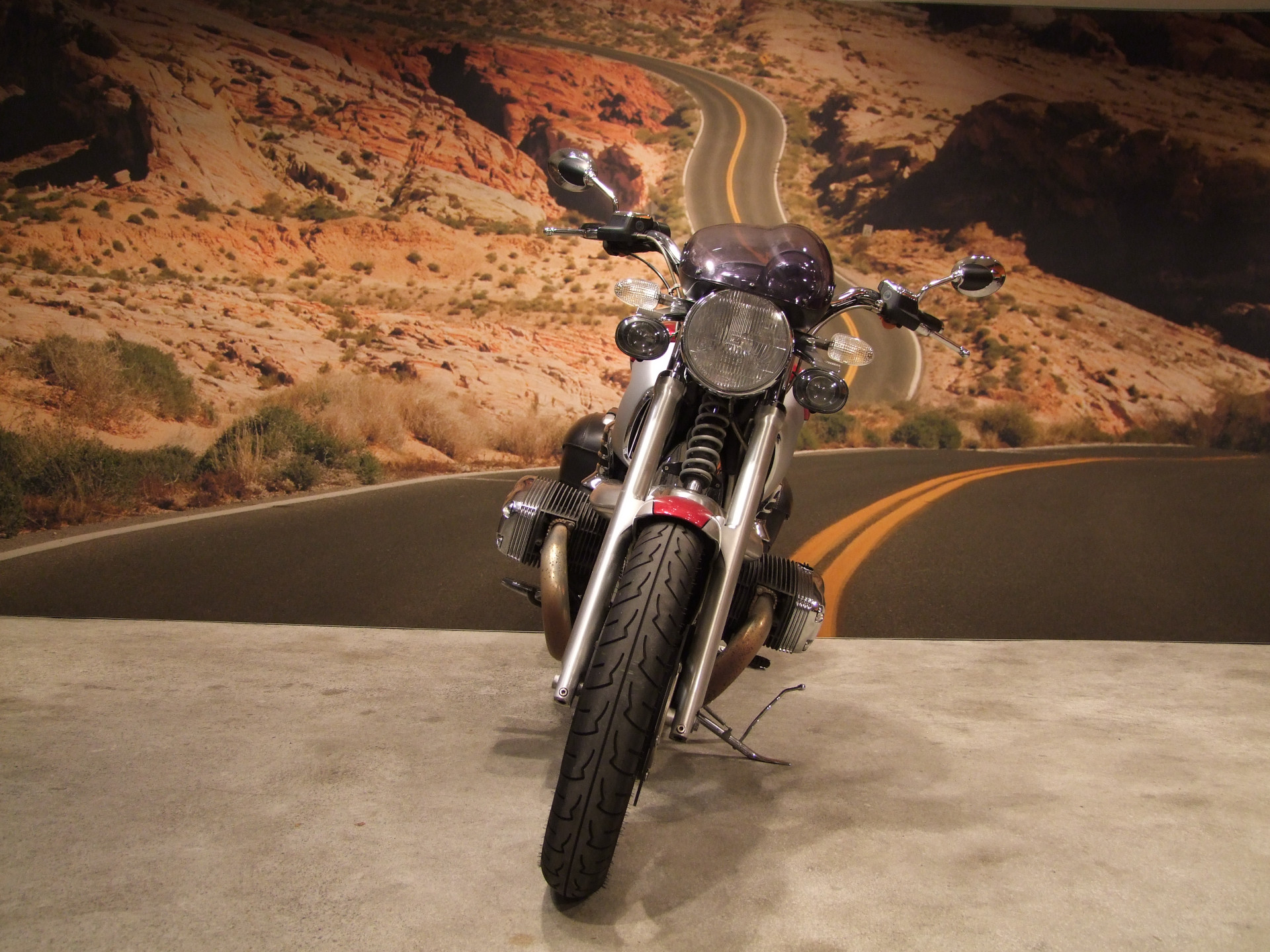 BMW R 1200 C Die James Bond BMW-showroom-element-1