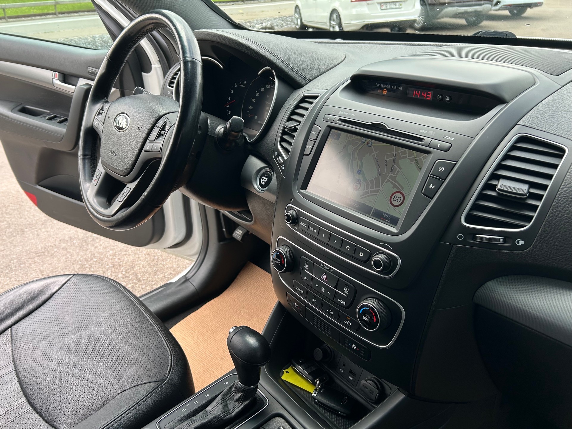 KIA Sorento 2.2 CRDI Style Automatic-image-12