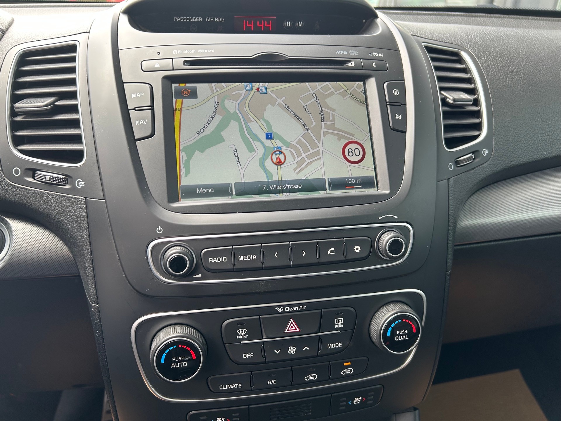 KIA Sorento 2.2 CRDI Style Automatic-image-14