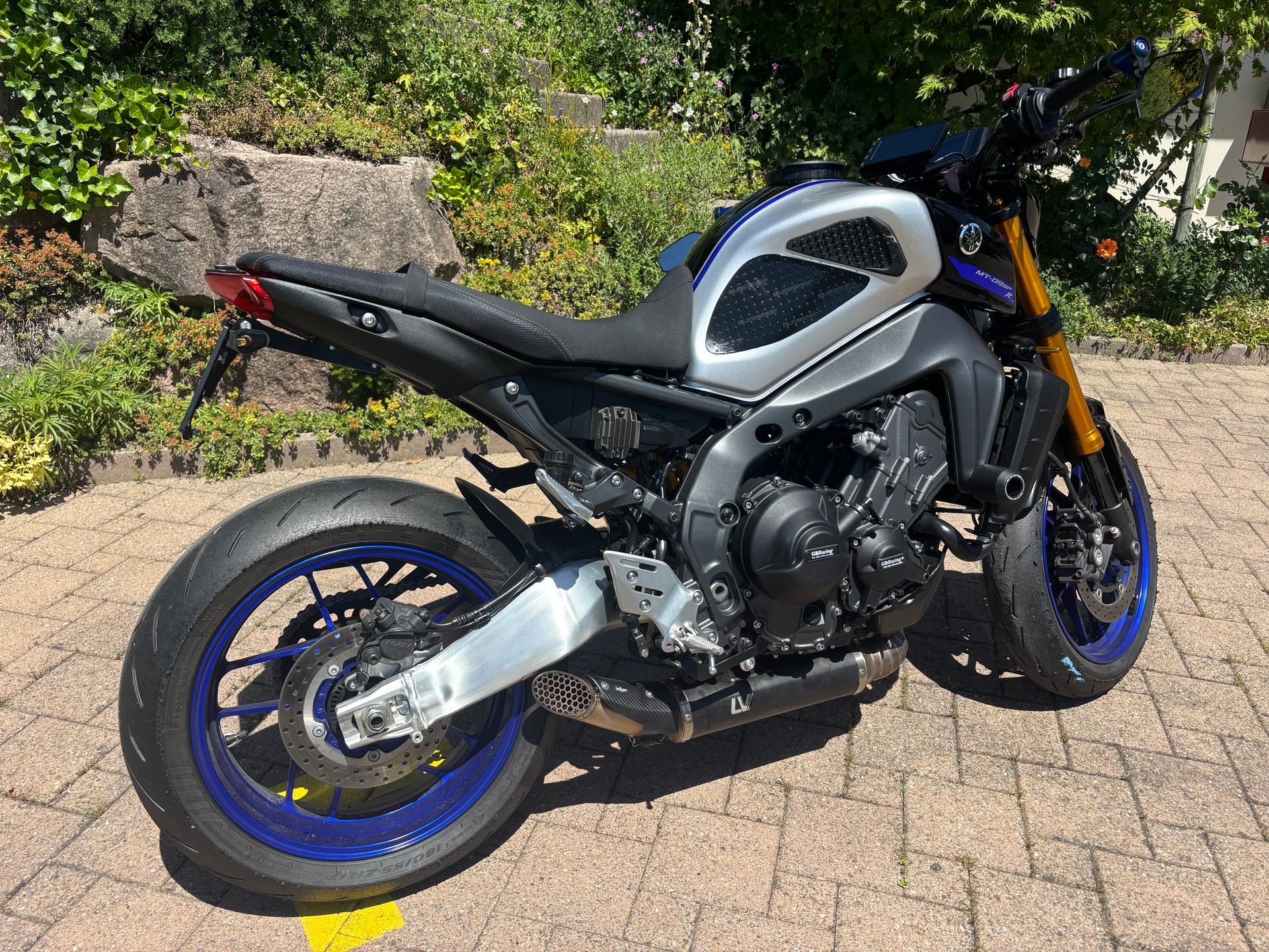 YAMAHA MT-09 SP(R) 2023 – 4.010 km – Full Options + Stage 2 (132 PS) – Leovince, GB Racing.-image-5