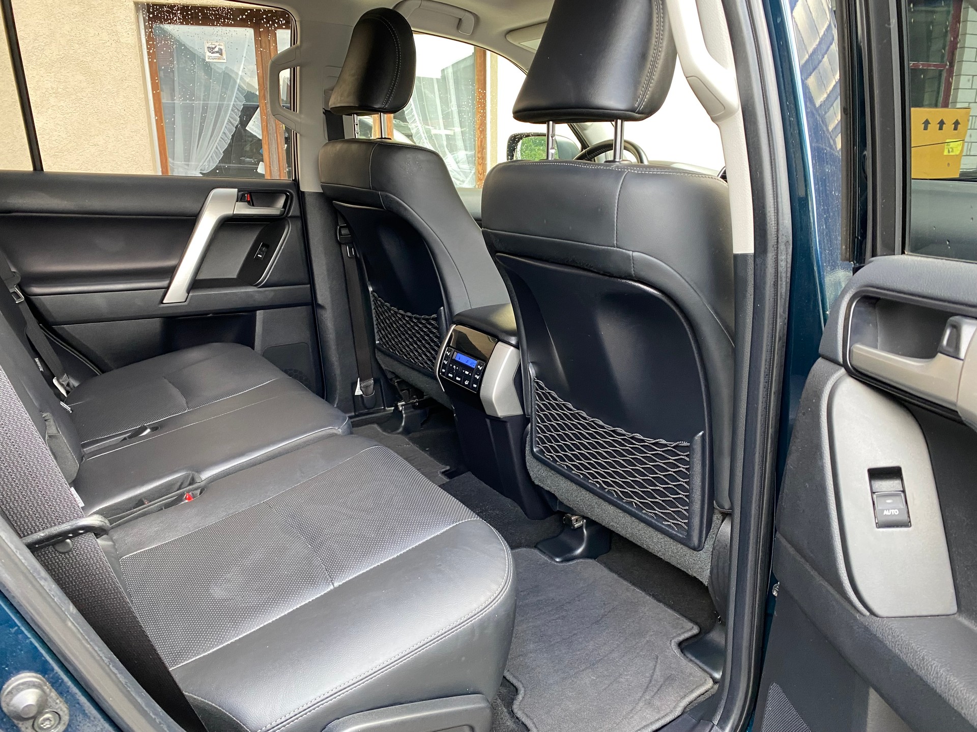 TOYOTA Land Cruiser 2.8TD Style Automatic-image-9