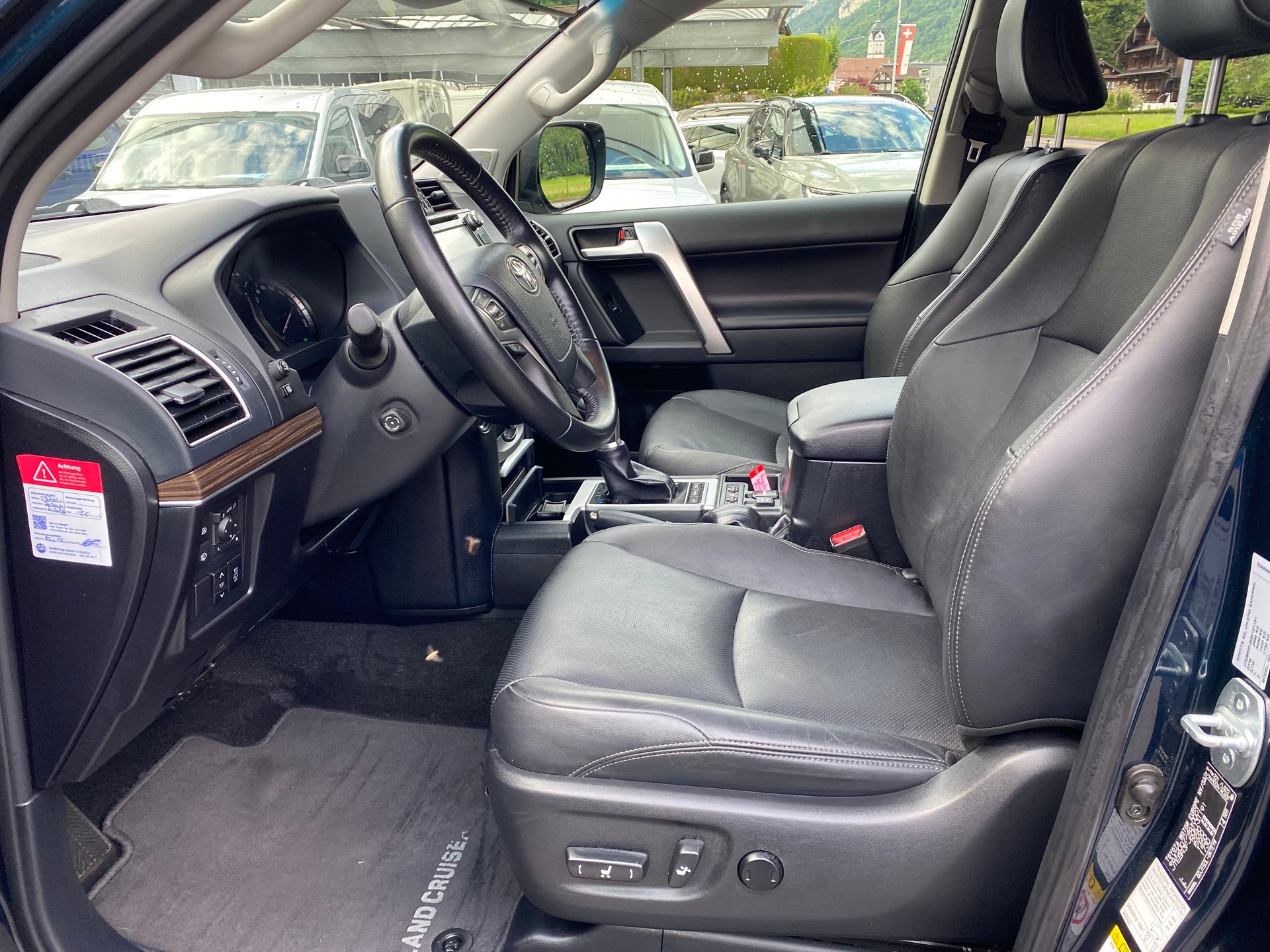 TOYOTA Land Cruiser 2.8TD Style Automatic-image-2