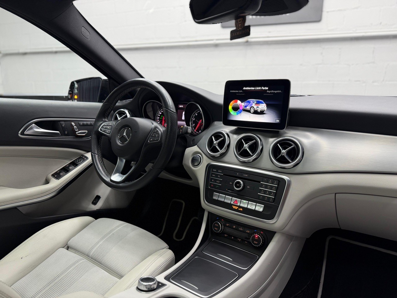 MERCEDES-BENZ GLA 200 7G-DCT | 360° Kamera | ACC Tempomat | Panoramadach | Ambiente | Harman/Kardon-image-22