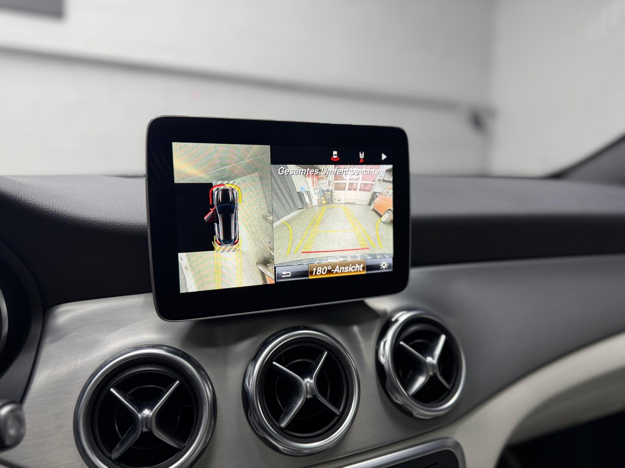 MERCEDES-BENZ GLA 200 7G-DCT | 360° Kamera | ACC Tempomat | Panoramadach | Ambiente | Harman/Kardon-image-18