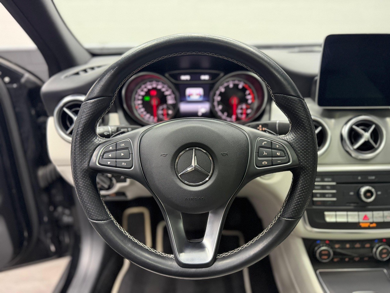 MERCEDES-BENZ GLA 200 7G-DCT | 360° Kamera | ACC Tempomat | Panoramadach | Ambiente | Harman/Kardon-image-14