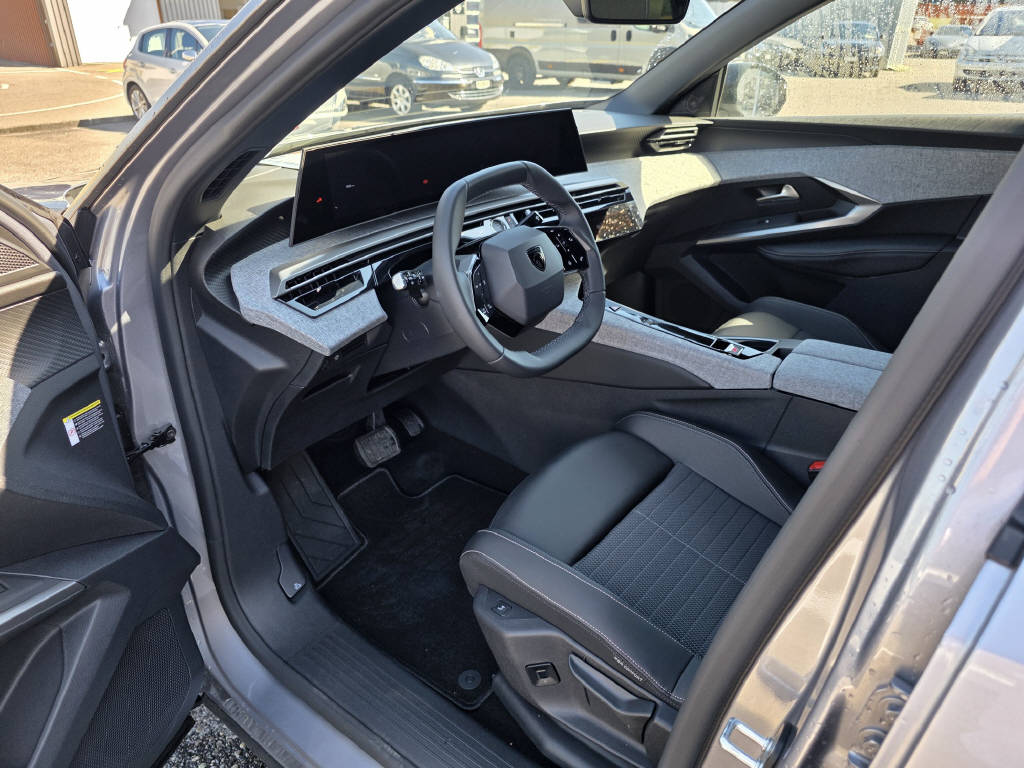 PEUGEOT 3008 1.2 Hybrid Allure-image-4