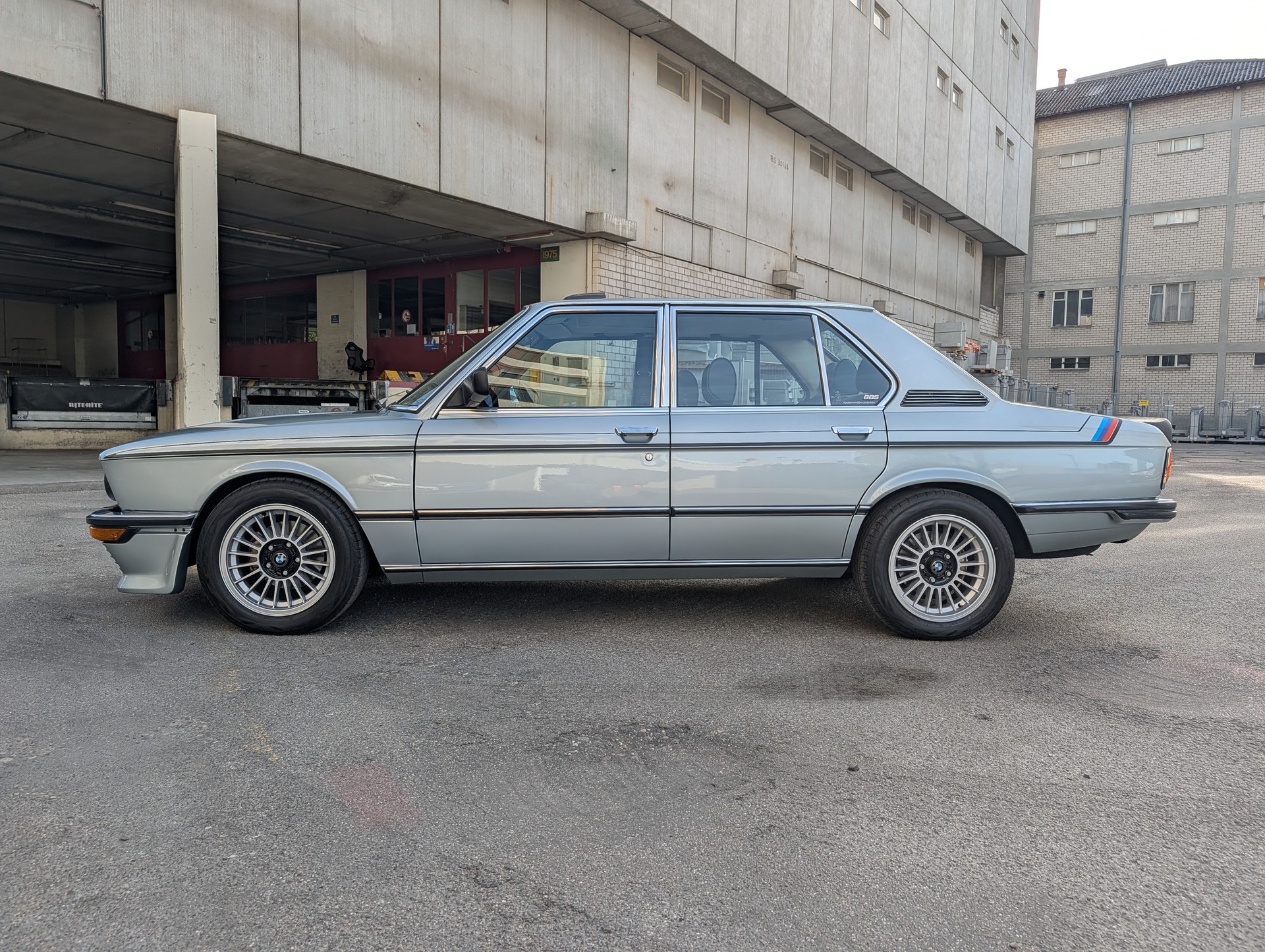 BMW E12 528i Veteran-image-2