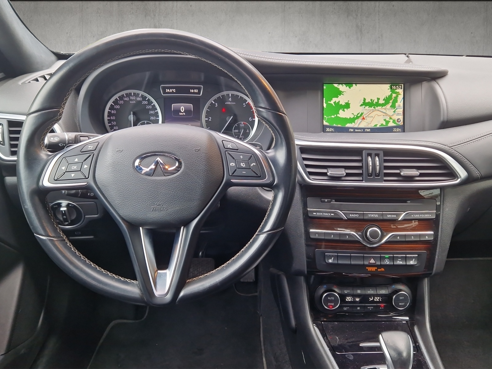 INFINITI Q30 2.2d Premium DCT AWD-showroom-element-2