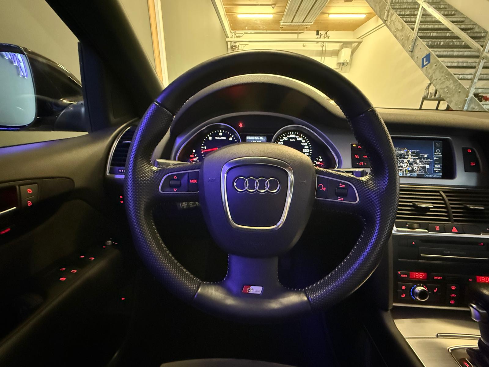 AUDI Q7 4.2 TDI quattro tiptronic-image-17