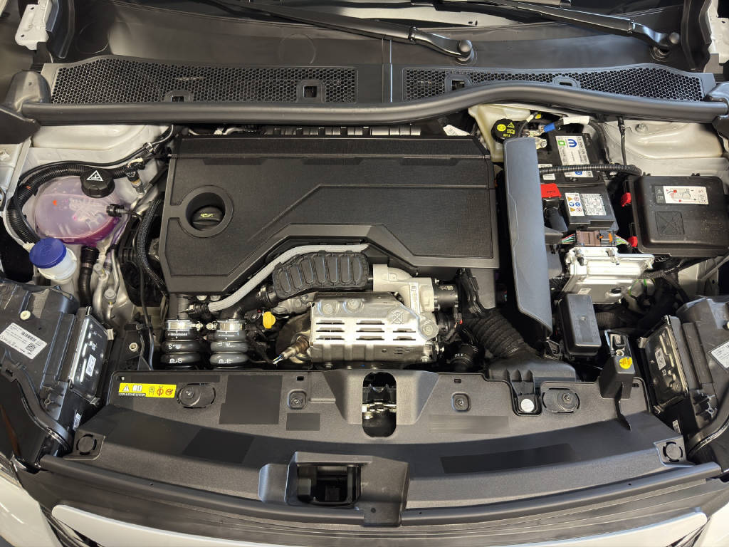 PEUGEOT 2008 1.2 Hybrid 145 GT Exclusive-image-8