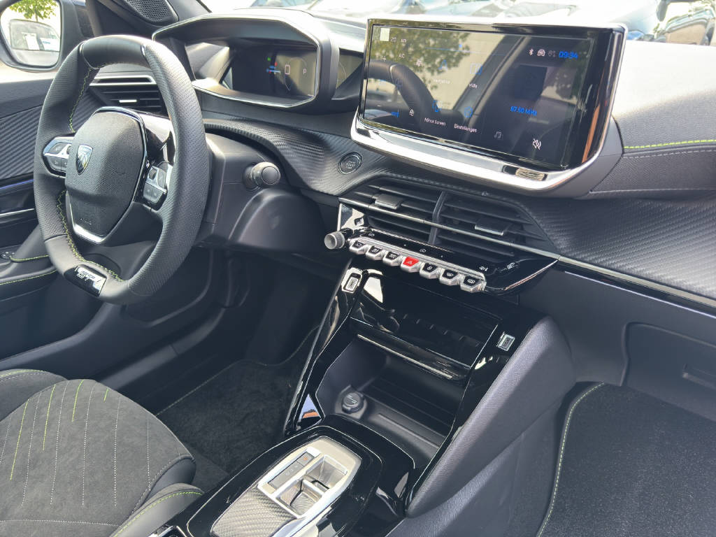 PEUGEOT 2008 1.2 Hybrid 145 GT Exclusive-image-10