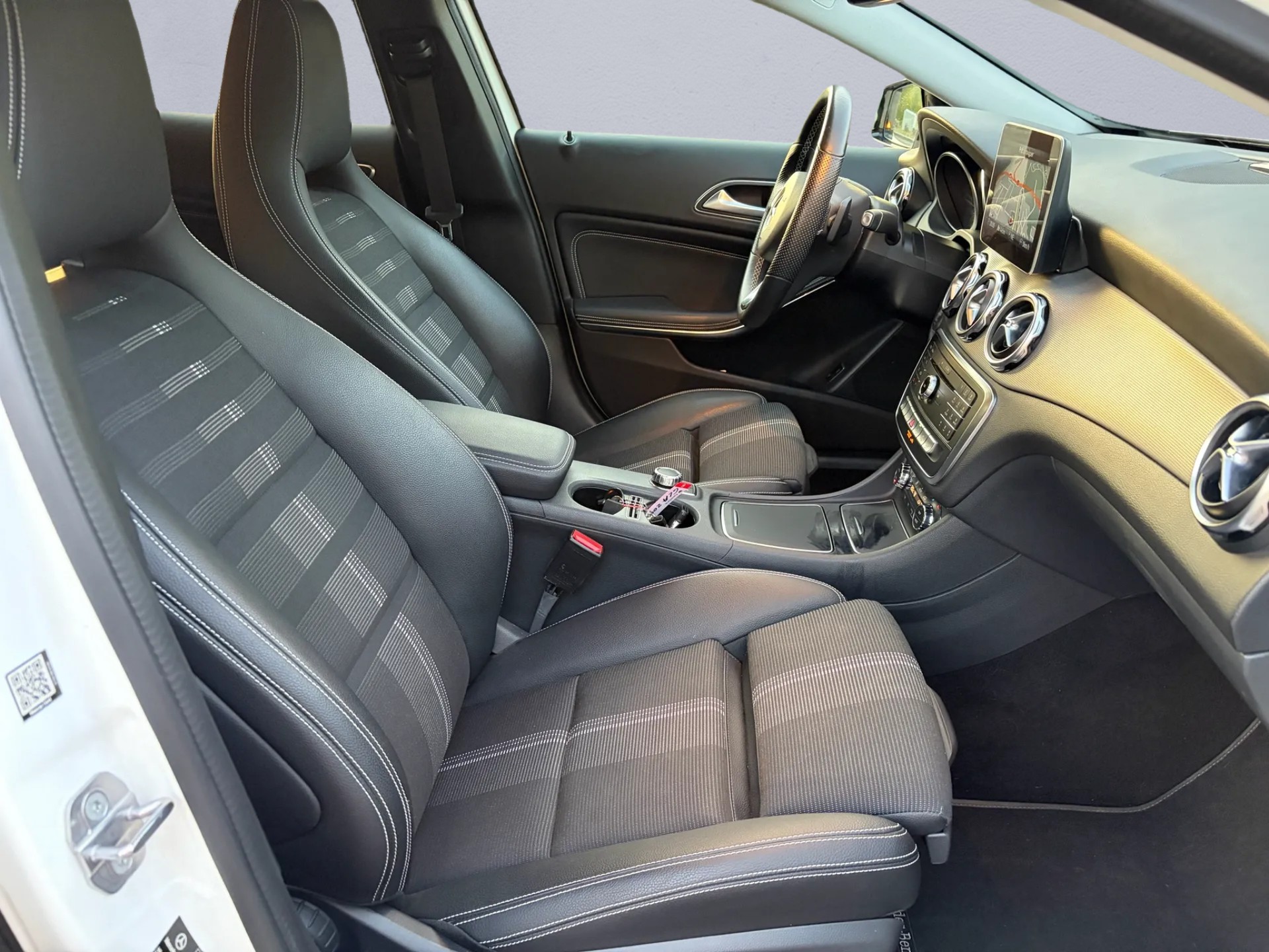 MERCEDES-BENZ GLA 200 Urban 7G-DCT-image-9