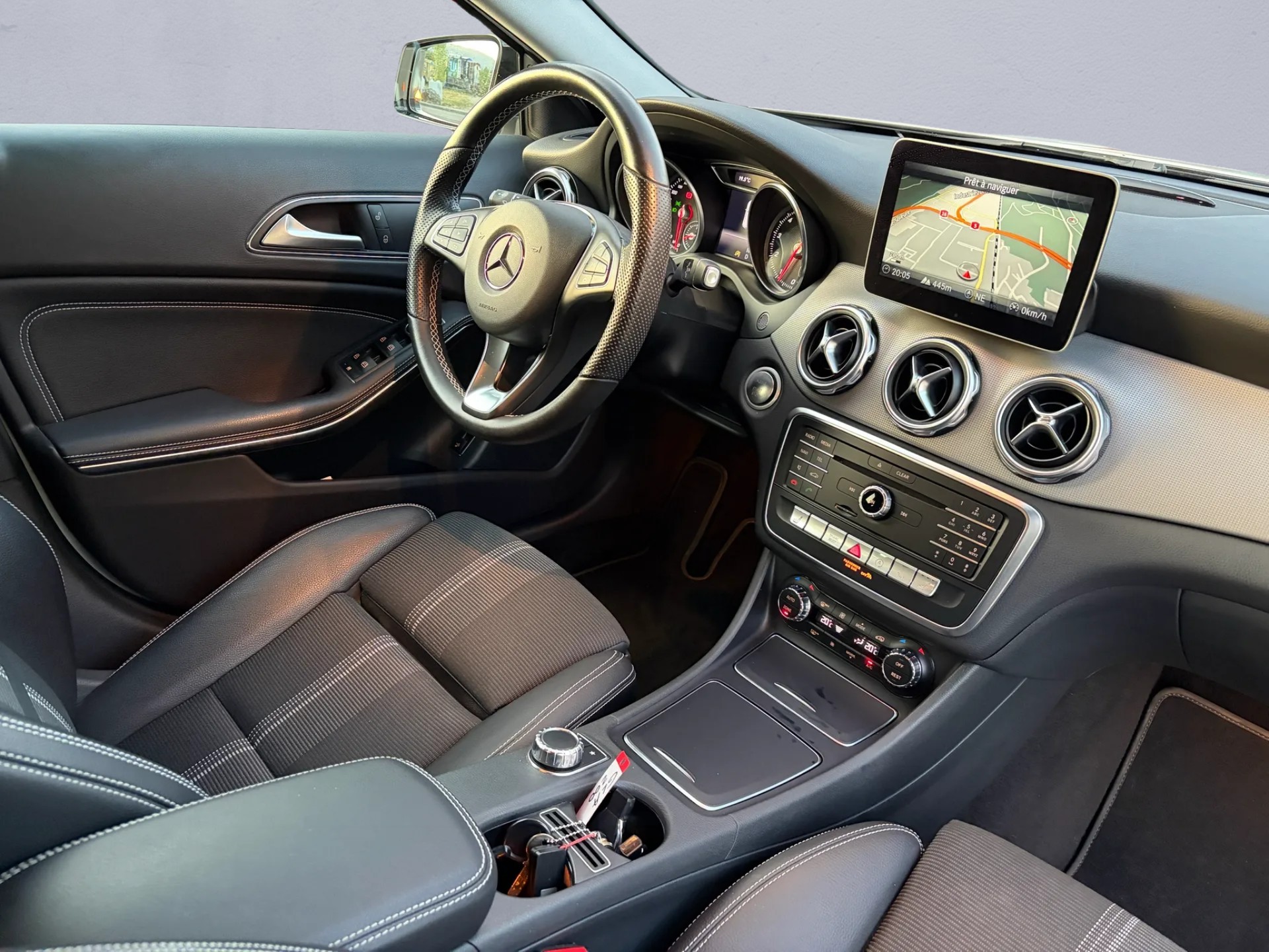 MERCEDES-BENZ GLA 200 Urban 7G-DCT-image-8