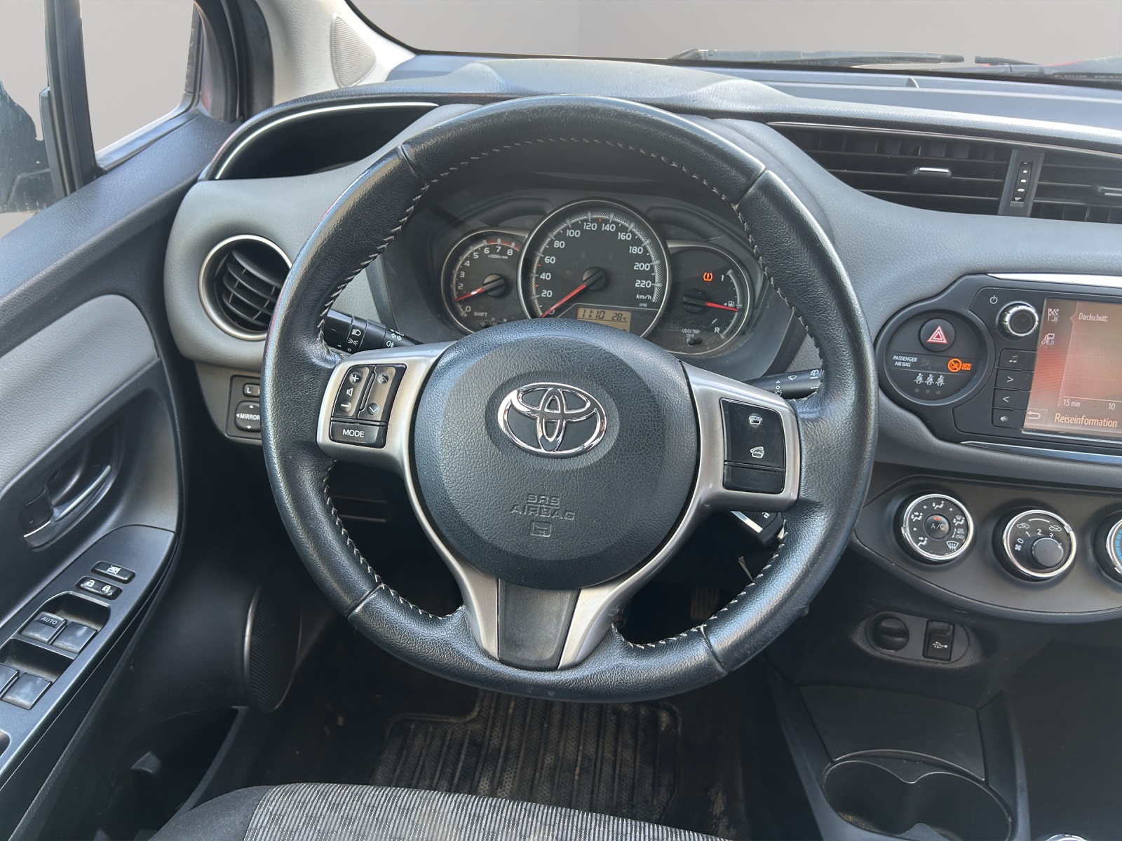 TOYOTA Yaris 1.33 Luna-image-9