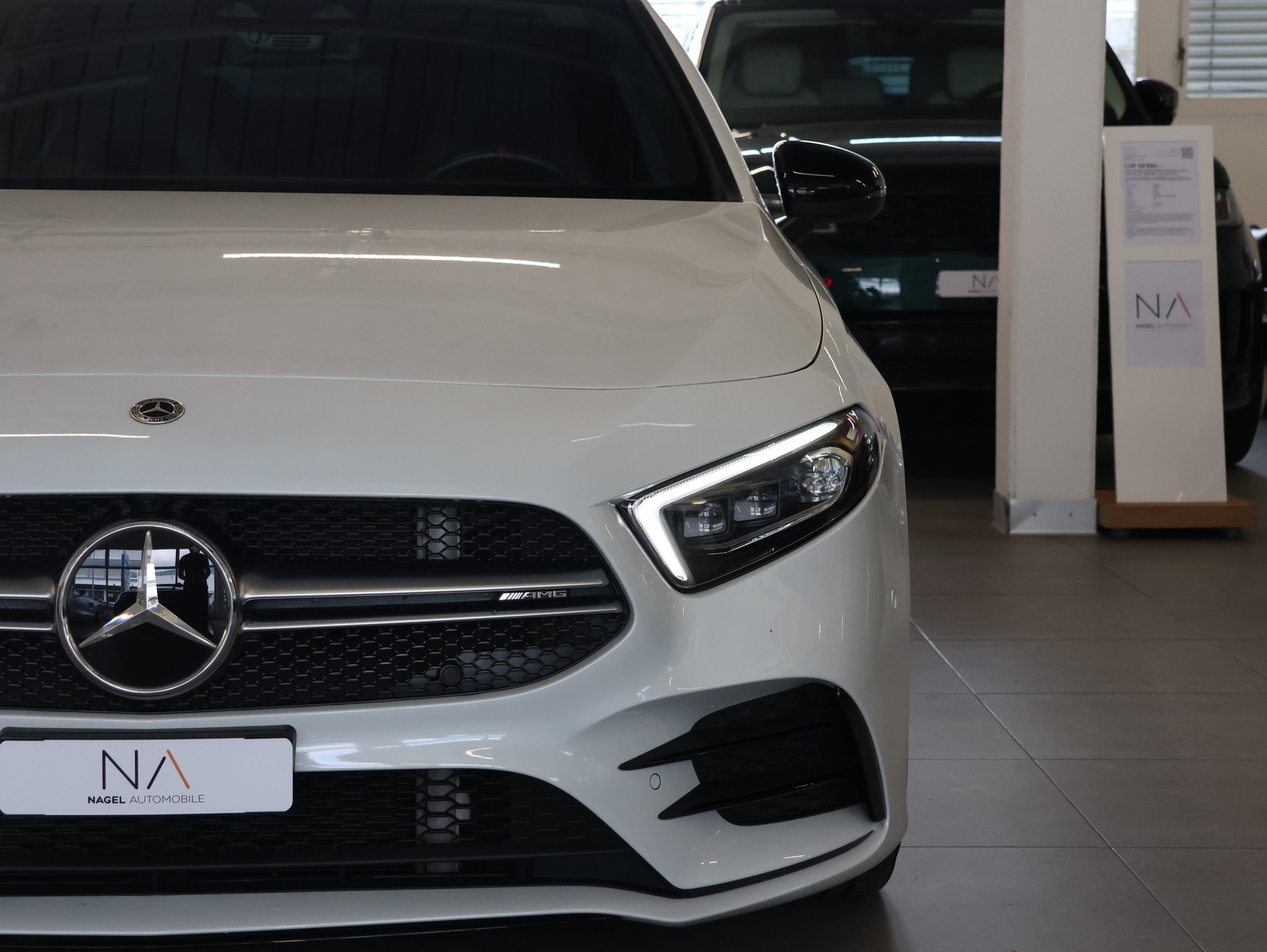 MERCEDES-BENZ A 35 AMG 4Matic Speedshift *Panoramadach* *360 Kamera*-showroom-element-3