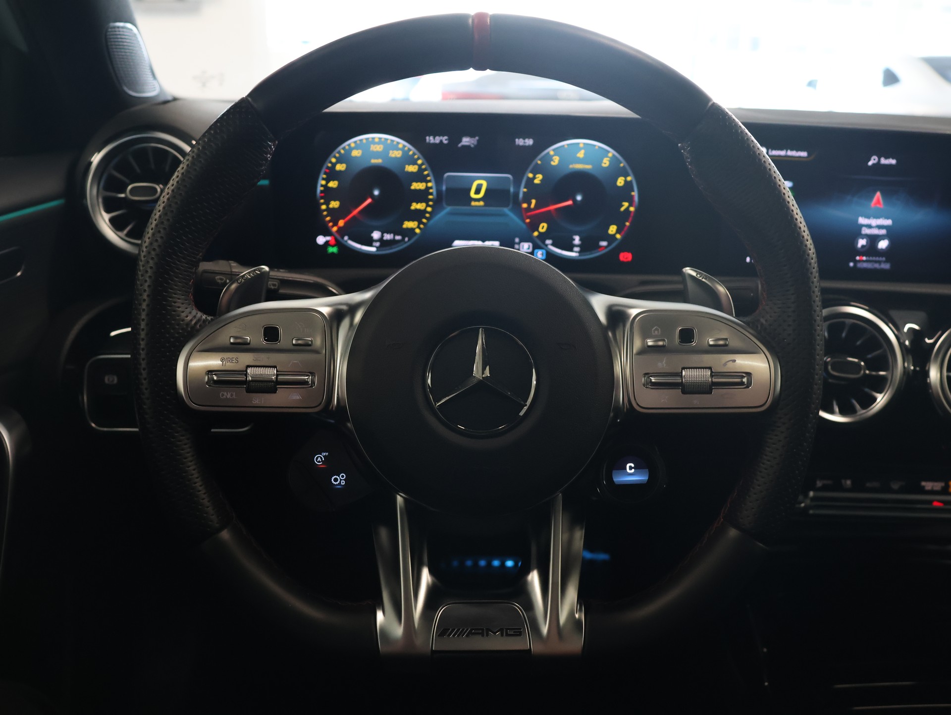 MERCEDES-BENZ A 35 AMG 4Matic Speedshift *Panoramadach* *360 Kamera*-image-17
