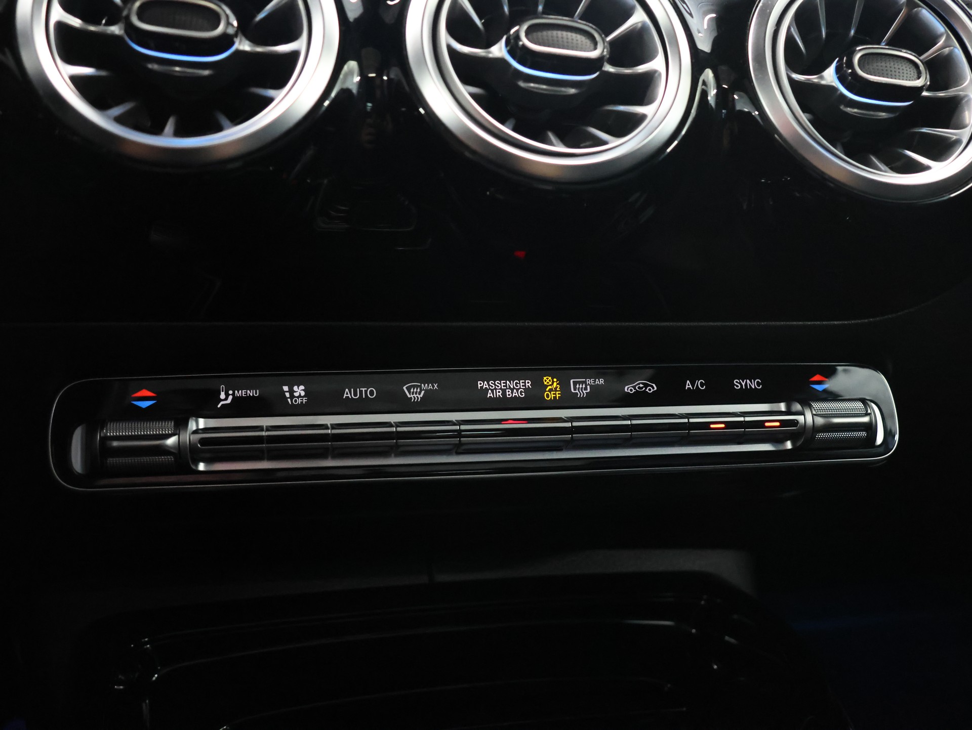 MERCEDES-BENZ A 35 AMG 4Matic Speedshift *Panoramadach* *360 Kamera*-image-26