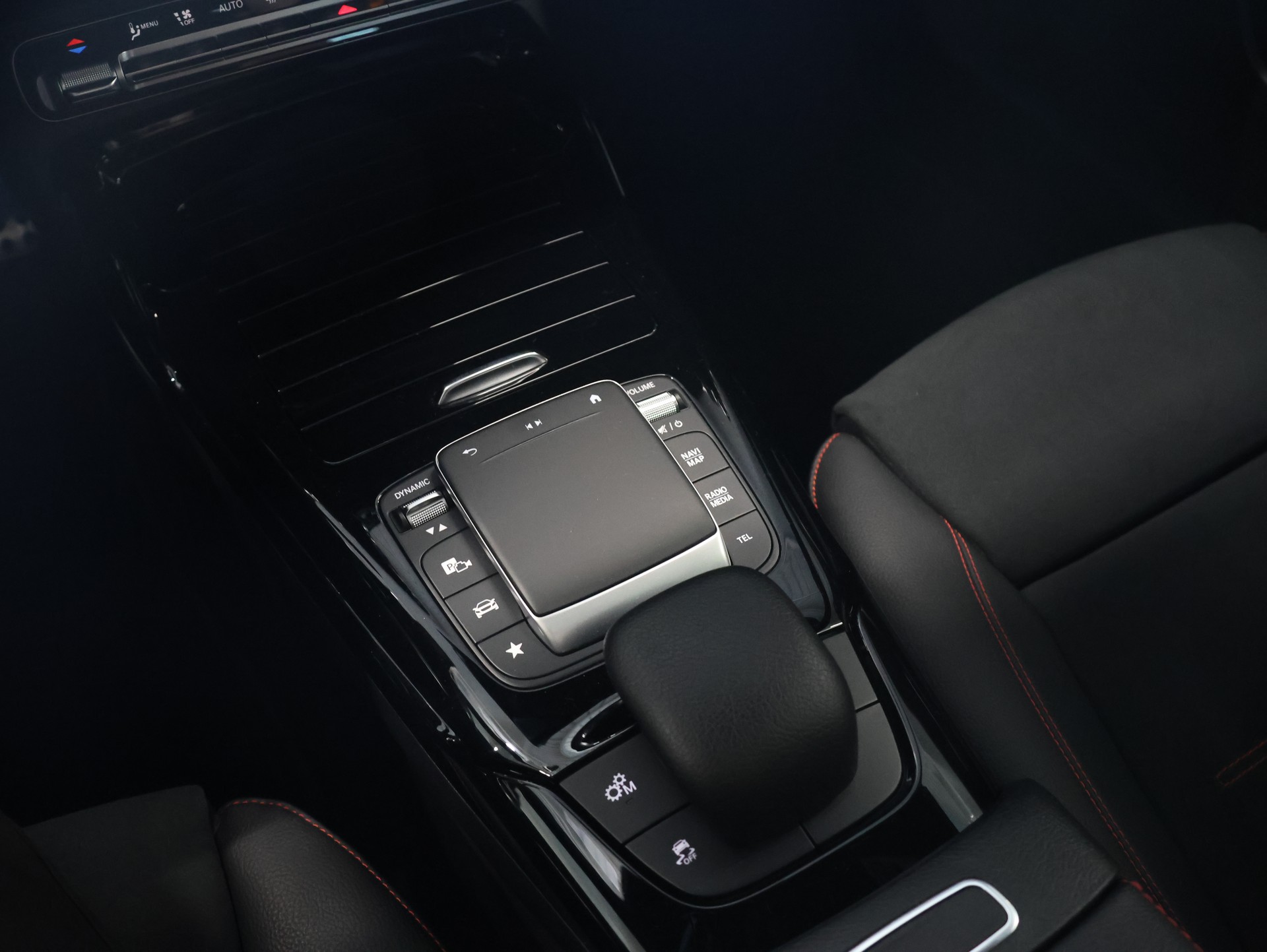 MERCEDES-BENZ A 35 AMG 4Matic Speedshift *Panoramadach* *360 Kamera*-image-27