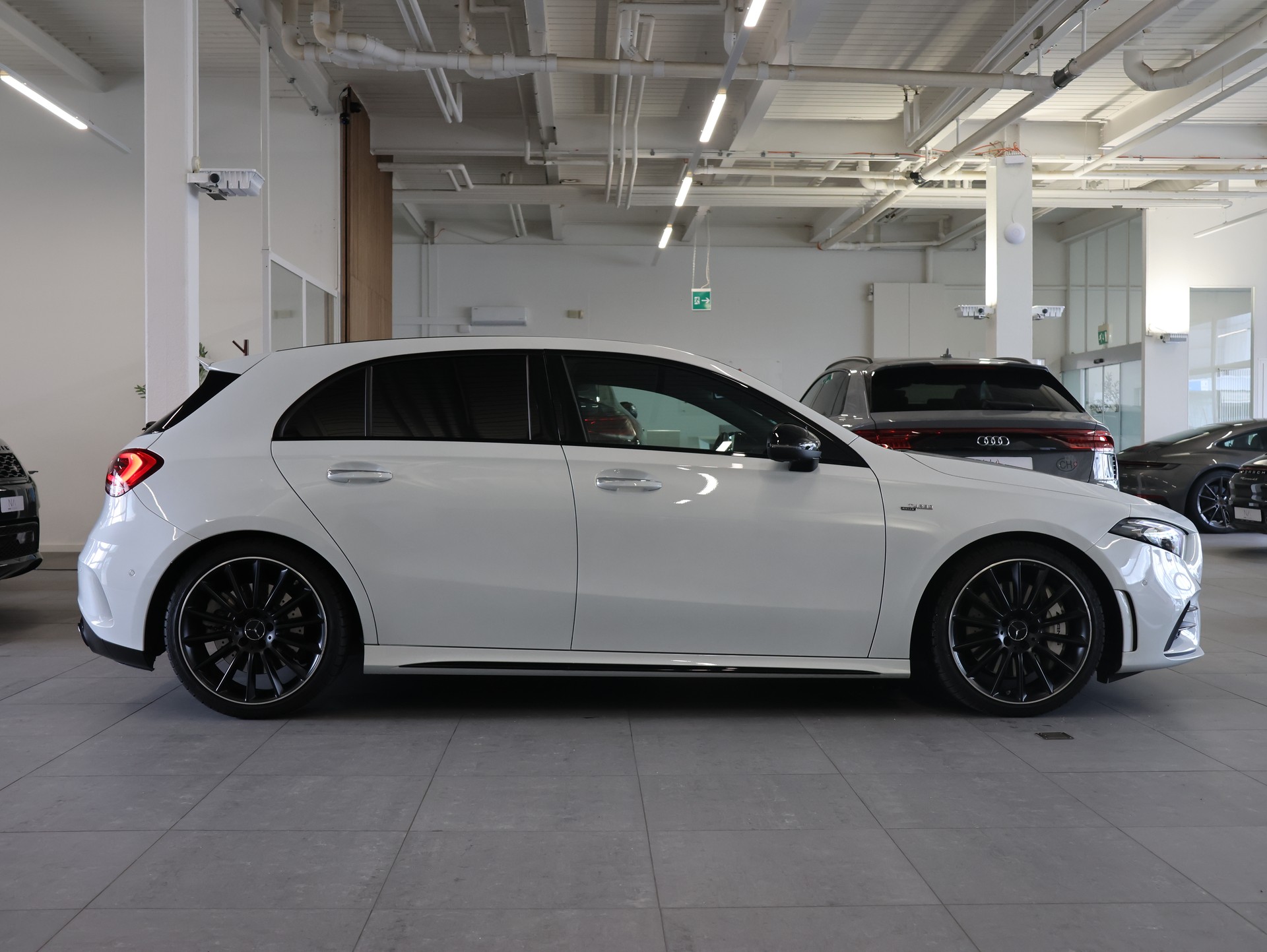 MERCEDES-BENZ A 35 AMG 4Matic Speedshift *Panoramadach* *360 Kamera*-image-9