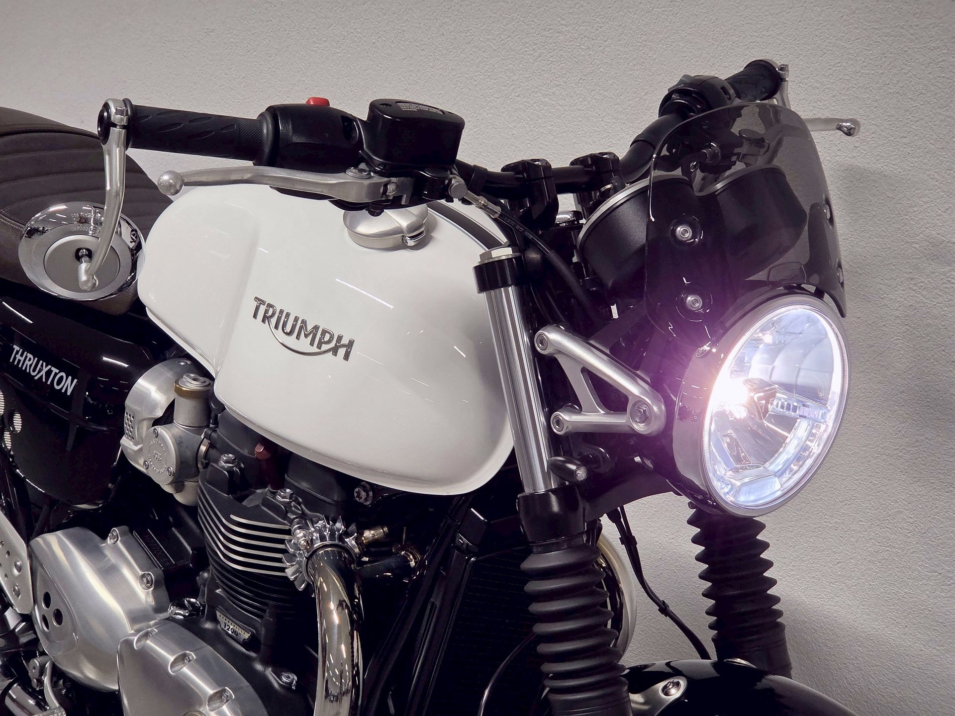 TRIUMPH Thruxton 1200 Café Racer | Kineo Speichenräder | Vance & Hines ...-image-3