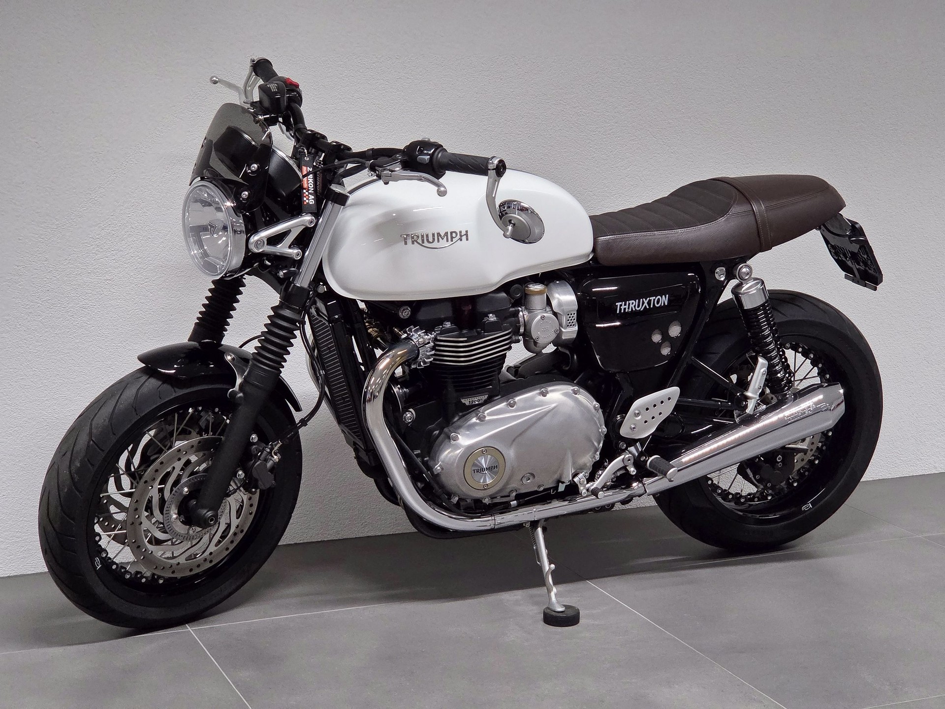 TRIUMPH Thruxton 1200 Café Racer | Kineo Speichenräder | Vance & Hines ...-image-9