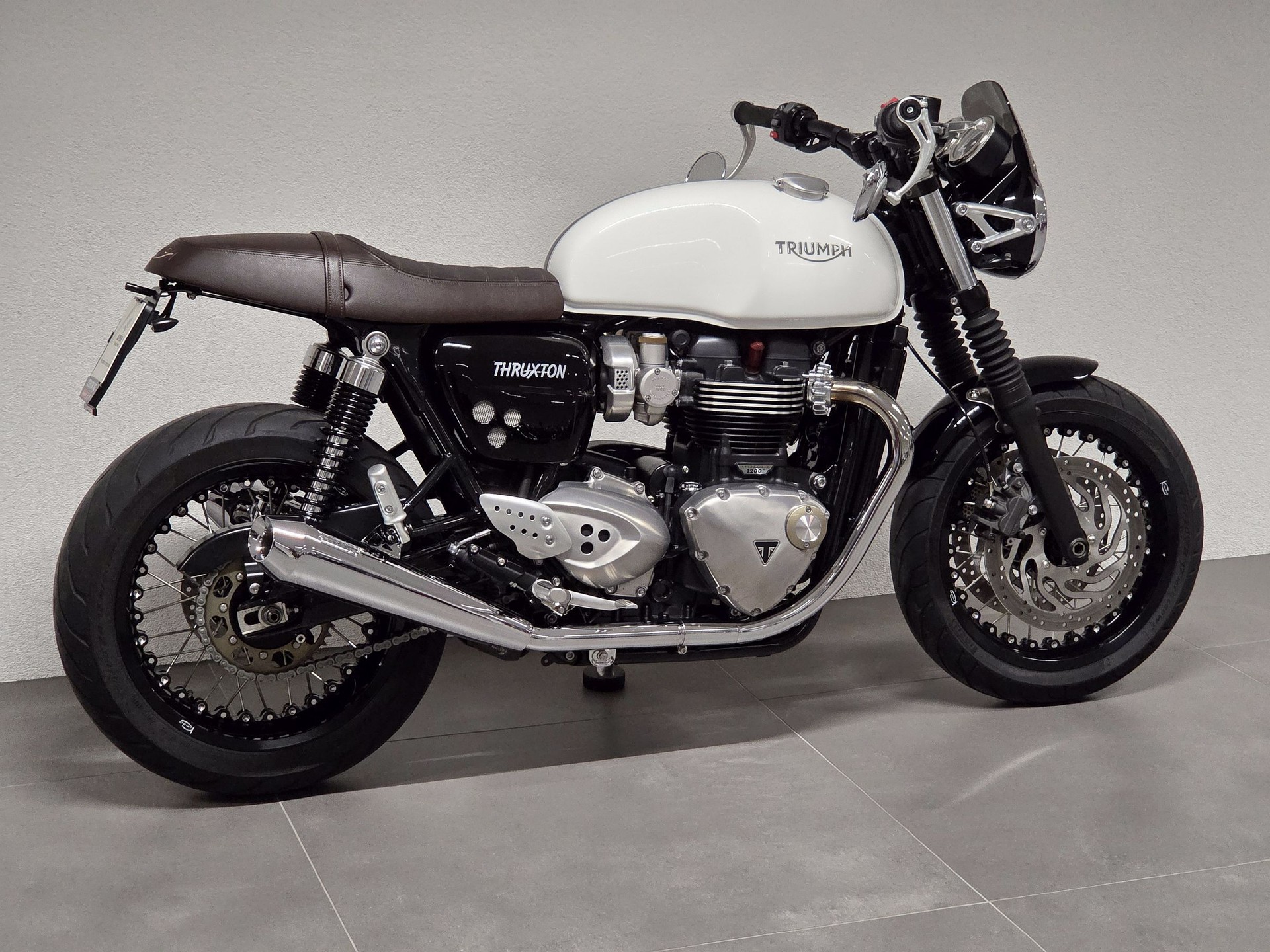 TRIUMPH Thruxton 1200 Café Racer | Kineo Speichenräder | Vance & Hines ...-image-5