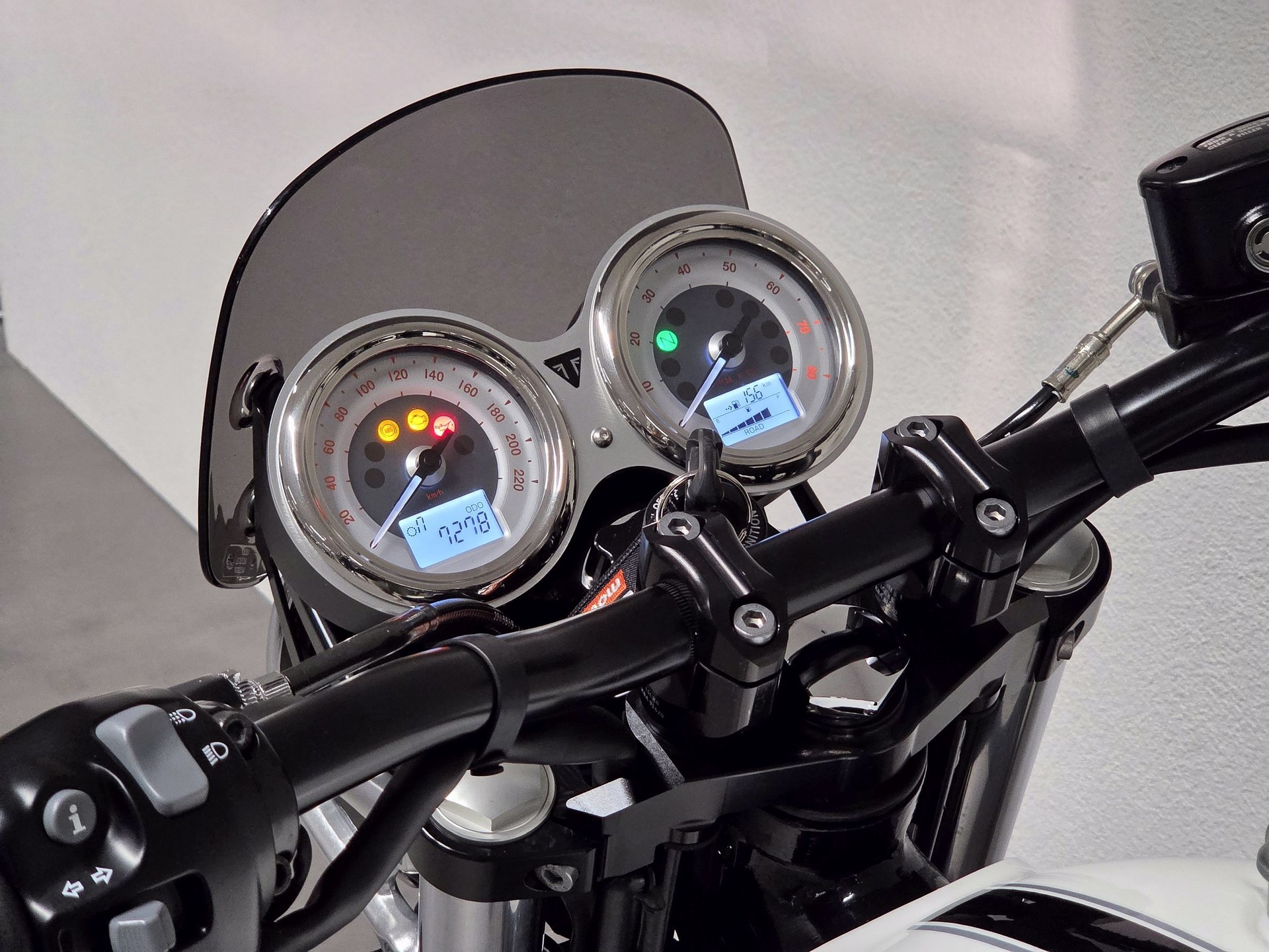 TRIUMPH Thruxton 1200 Café Racer | Kineo Speichenräder | Vance & Hines ...-image-14