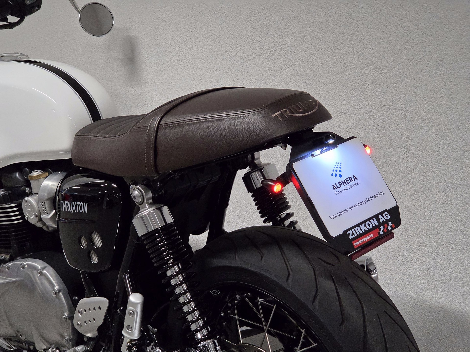 TRIUMPH Thruxton 1200 Café Racer | Kineo Speichenräder | Vance & Hines ...-image-13