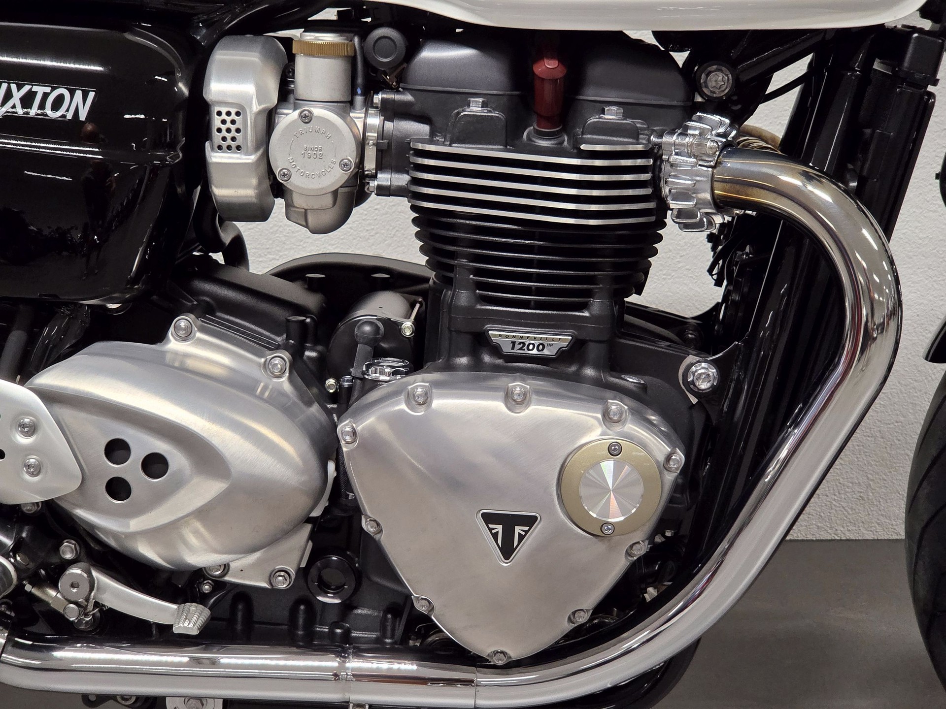 TRIUMPH Thruxton 1200 Café Racer | Kineo Speichenräder | Vance & Hines ...-image-4