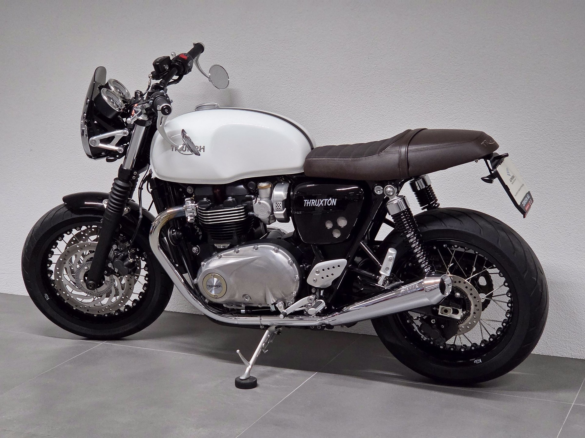 TRIUMPH Thruxton 1200 Café Racer | Kineo Speichenräder | Vance & Hines ...-image-11