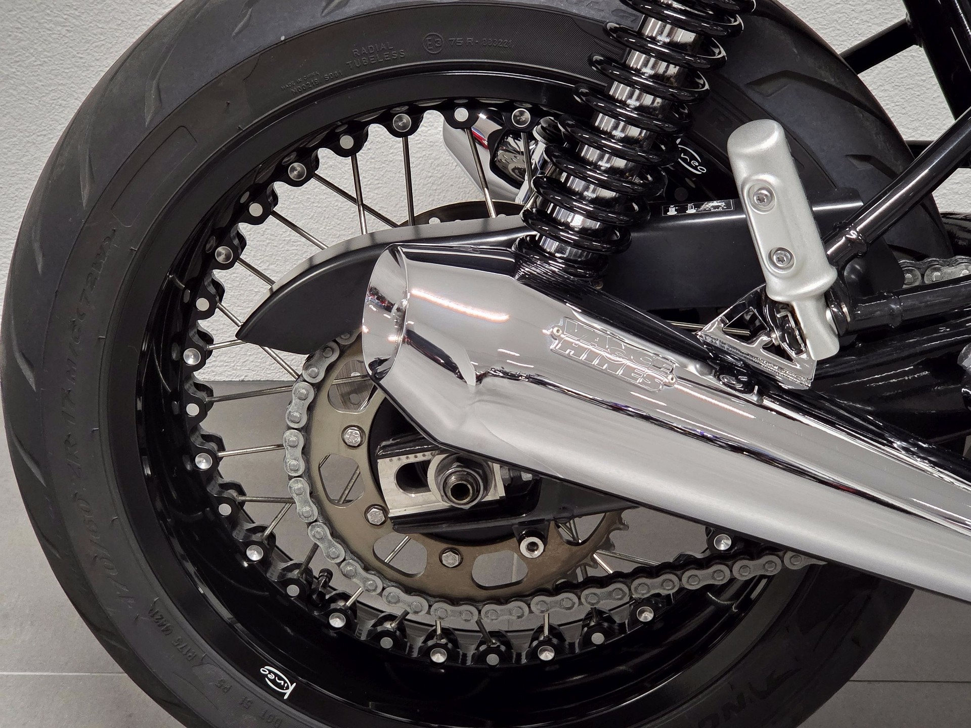 TRIUMPH Thruxton 1200 Café Racer | Kineo Speichenräder | Vance & Hines ...-image-7