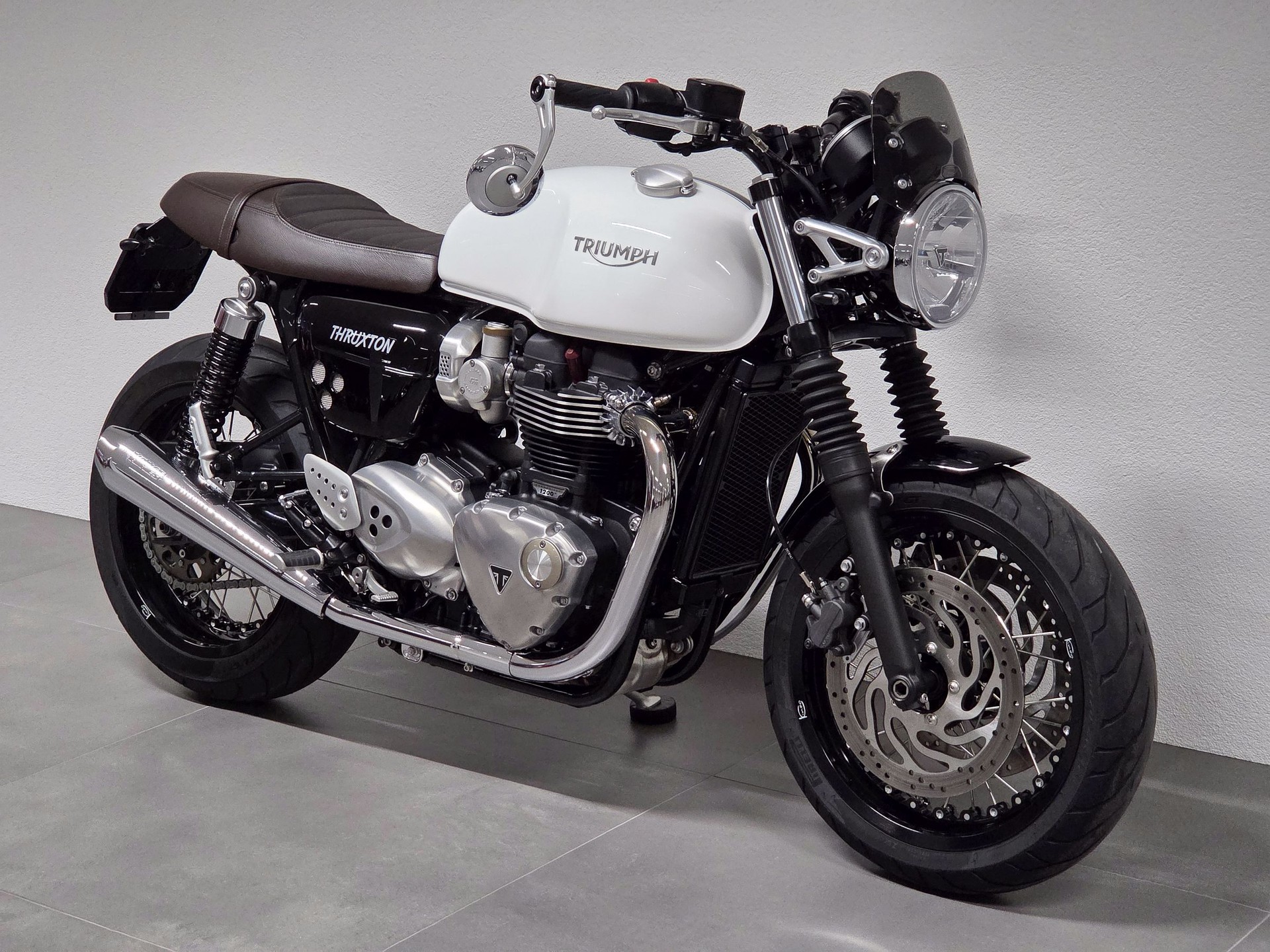 TRIUMPH Thruxton 1200 Café Racer | Kineo Speichenräder | Vance & Hines ...-image-2