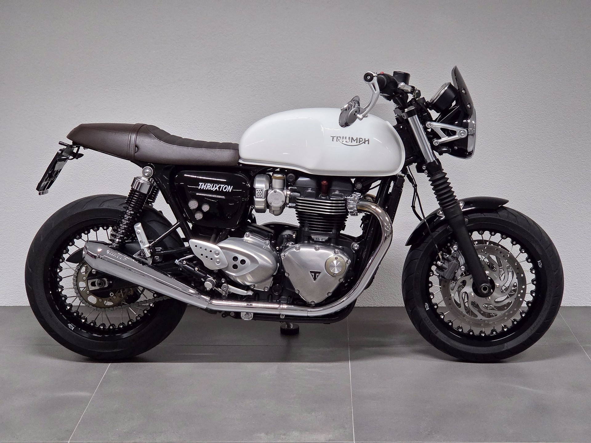 TRIUMPH Thruxton 1200 Café Racer | Kineo Speichenräder | Vance & Hines ...-image-0
