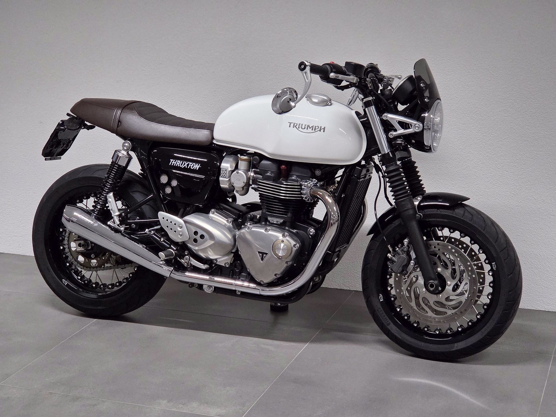 TRIUMPH Thruxton 1200 Café Racer | Kineo Speichenräder | Vance & Hines ...-image-1
