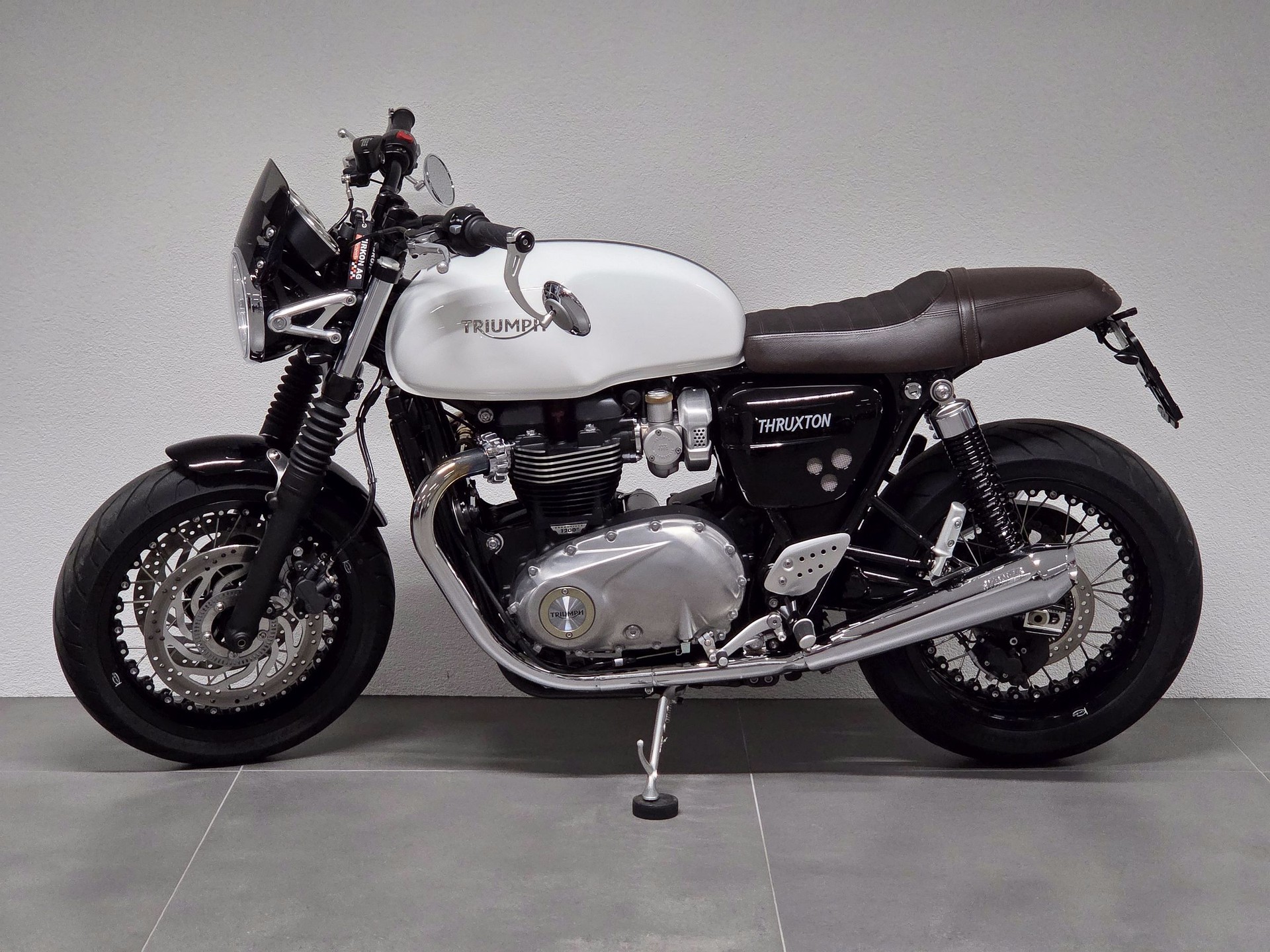 TRIUMPH Thruxton 1200 Café Racer | Kineo Speichenräder | Vance & Hines ...-image-10