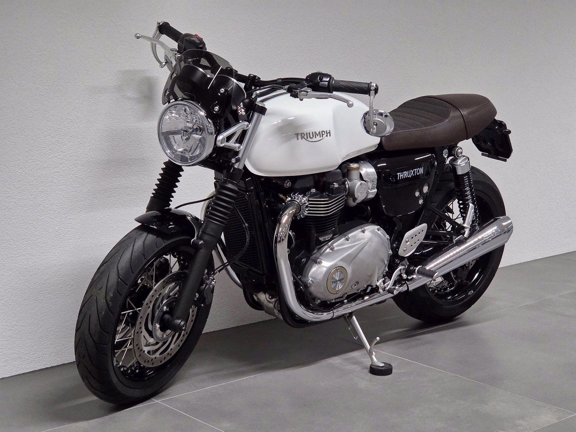 TRIUMPH Thruxton 1200 Café Racer | Kineo Speichenräder | Vance & Hines ...-image-8