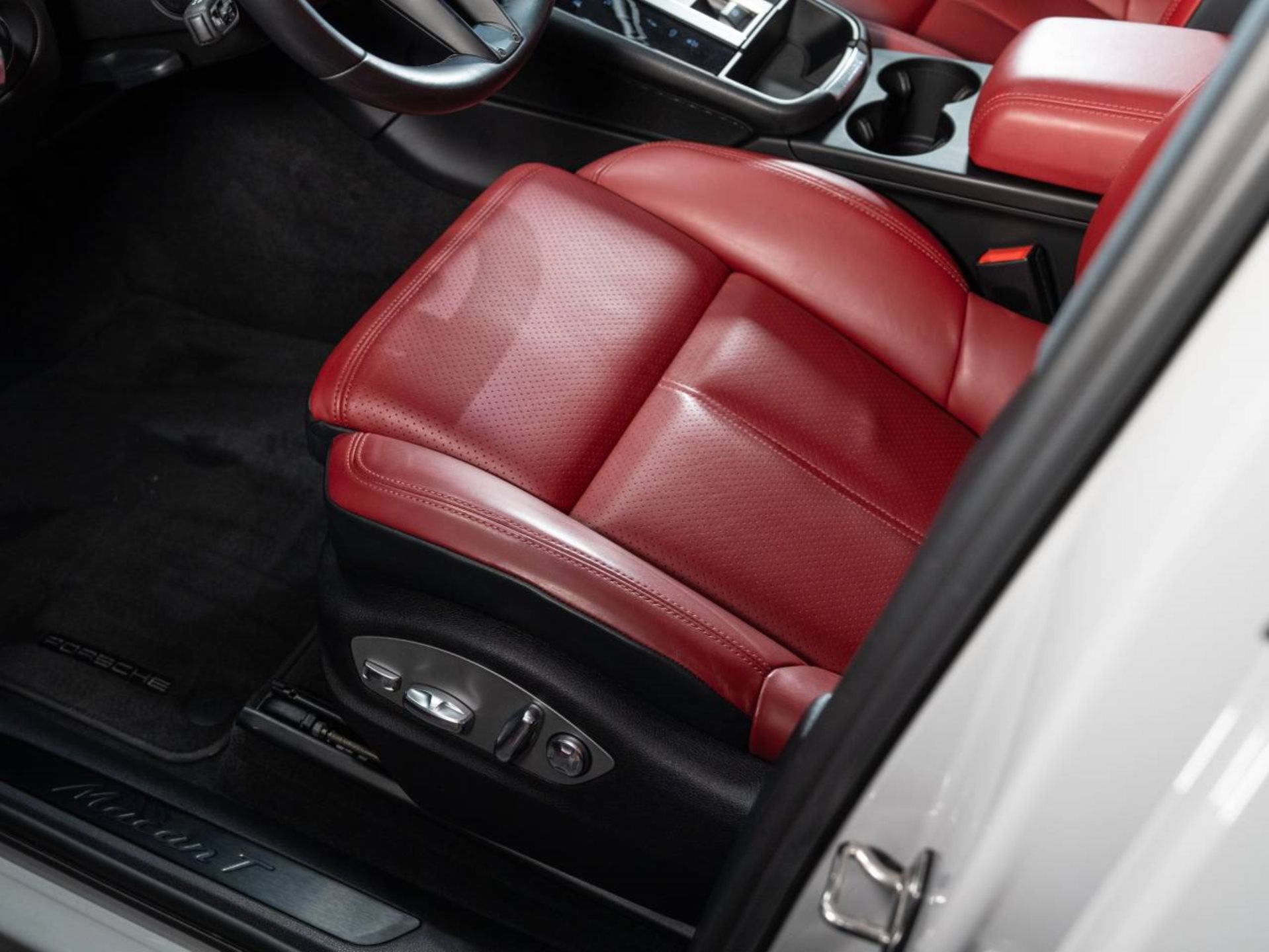PORSCHE Macan T-image-14