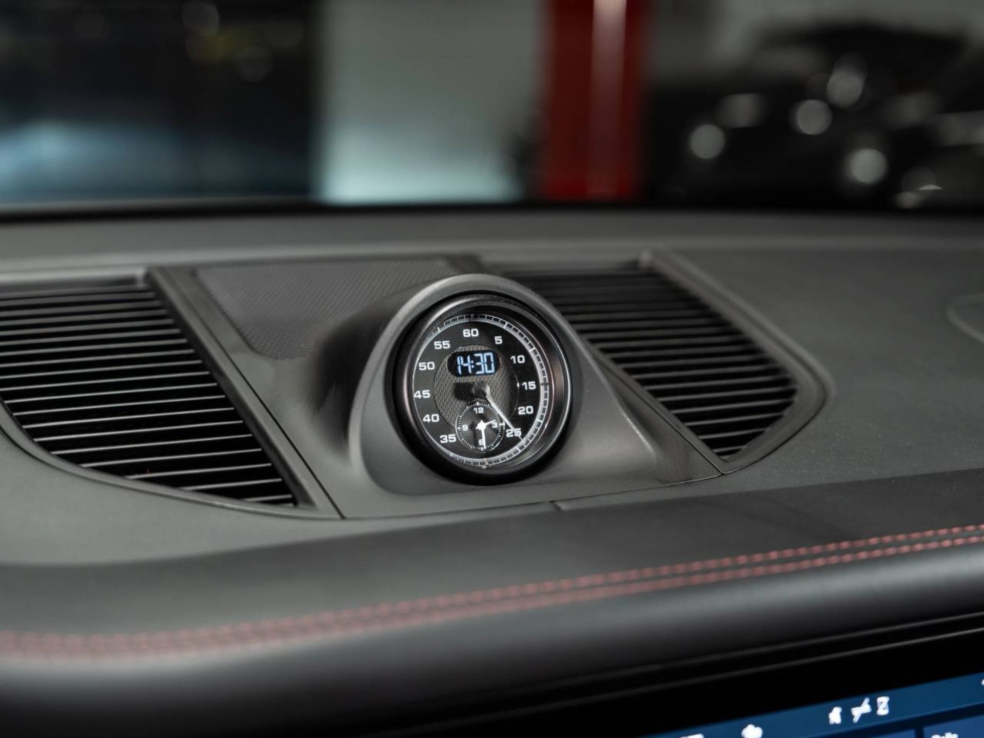PORSCHE Macan T-image-9