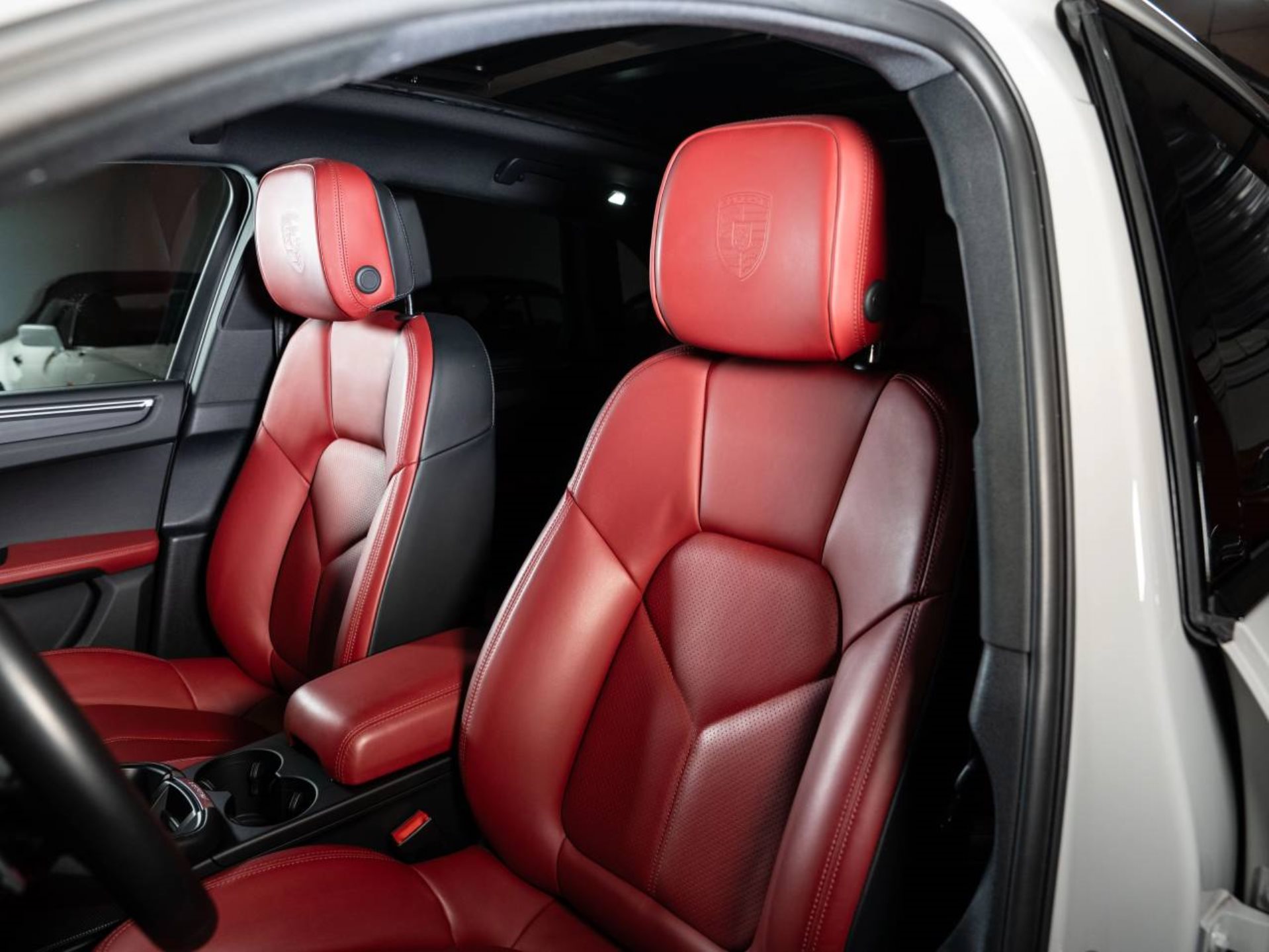 PORSCHE Macan T-image-4