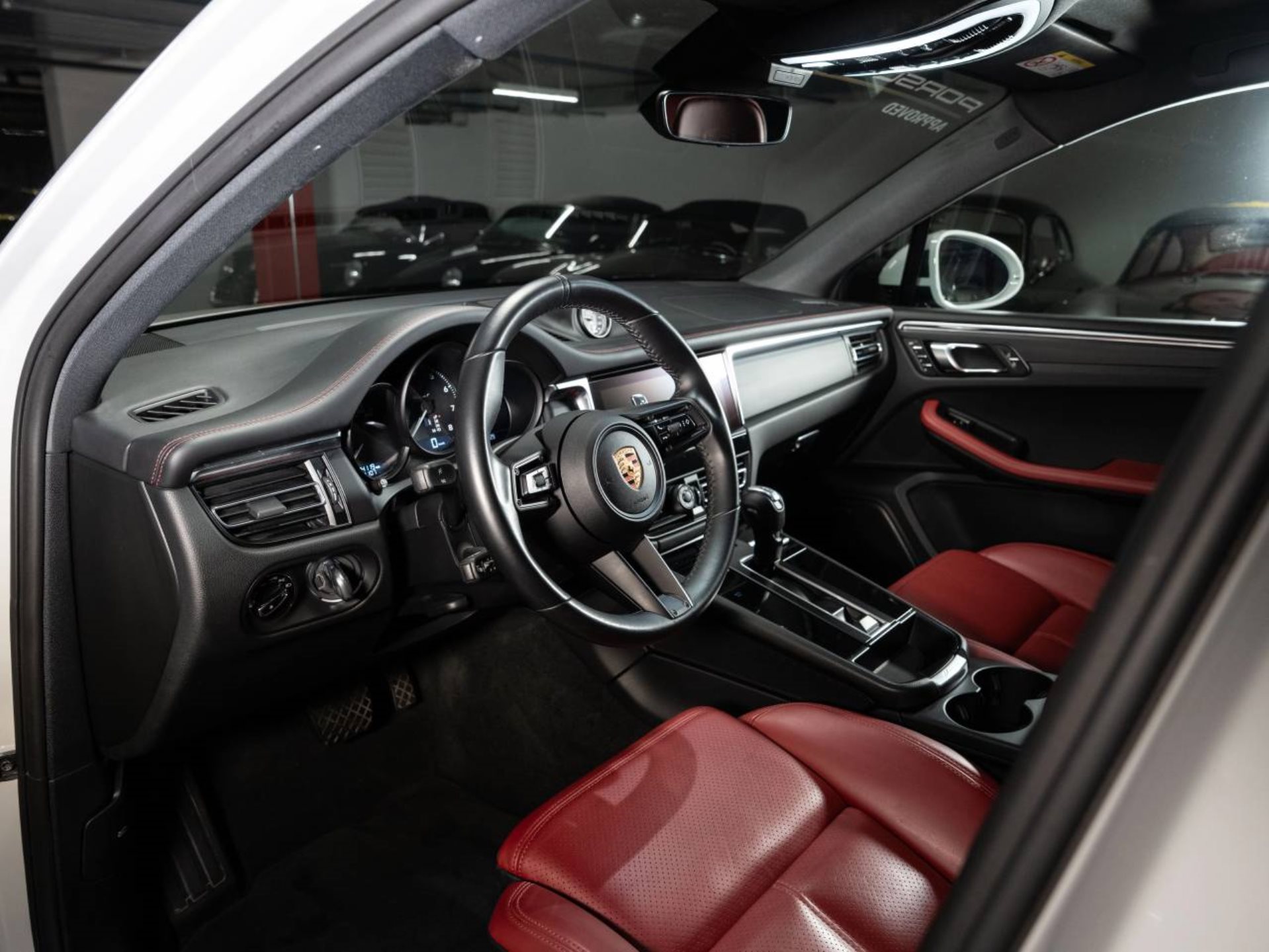 PORSCHE Macan T-showroom-element-3
