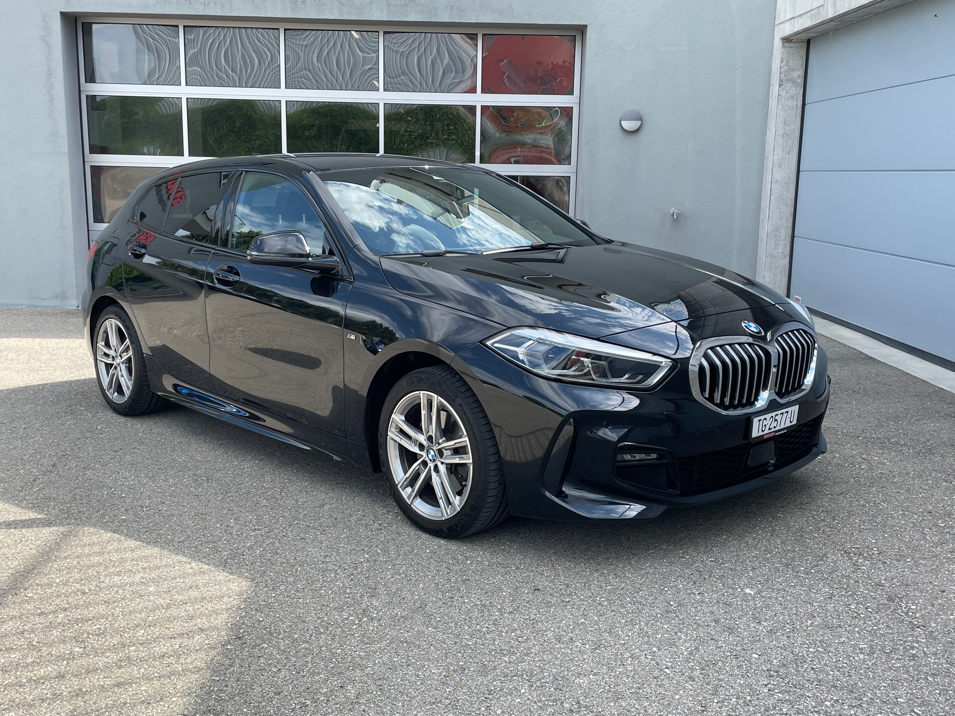 BMW 118i M Sport-showroom-element-1
