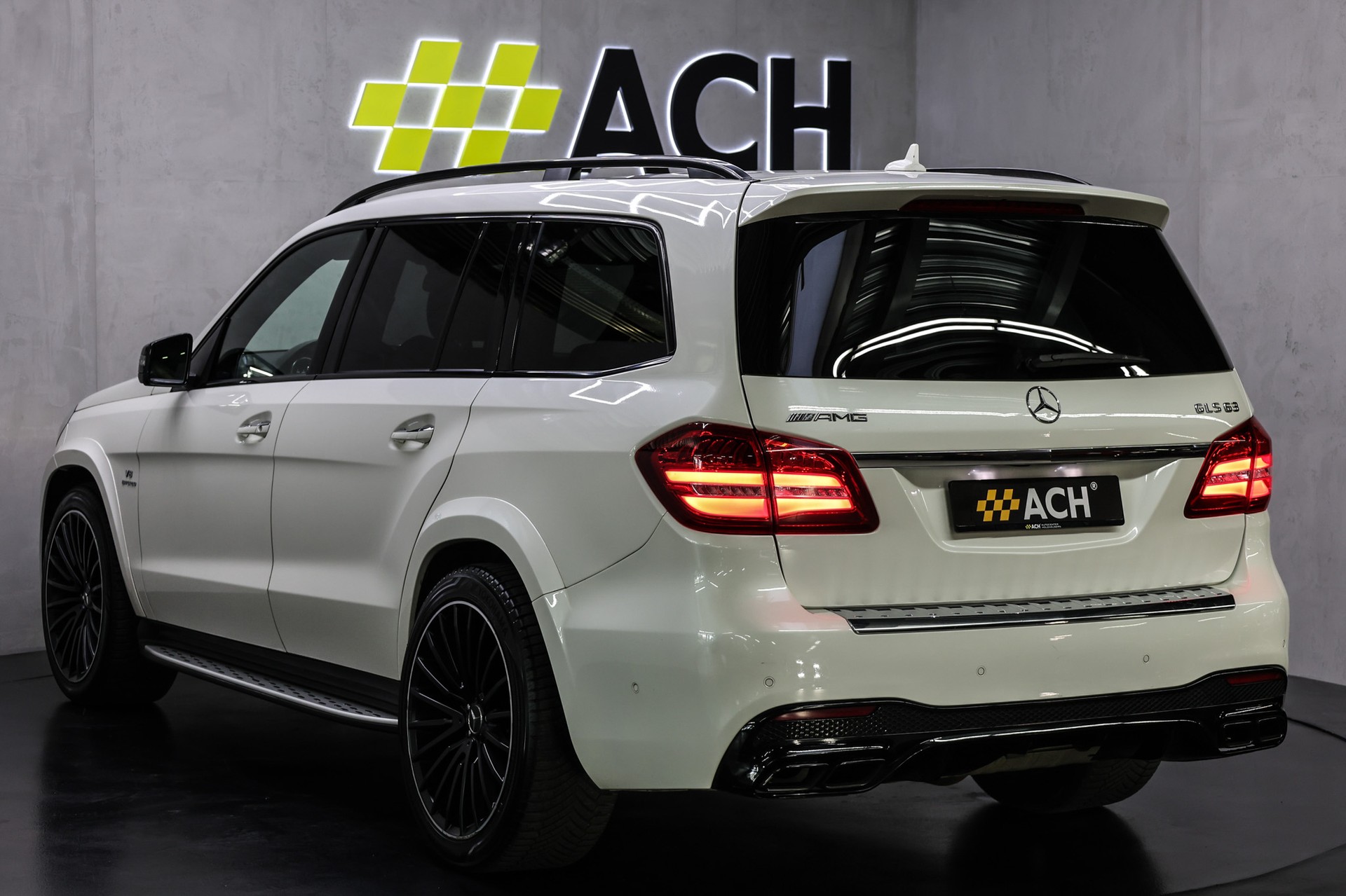 MERCEDES-BENZ GLS 63 V8 AMG 4matic-showroom-element-3