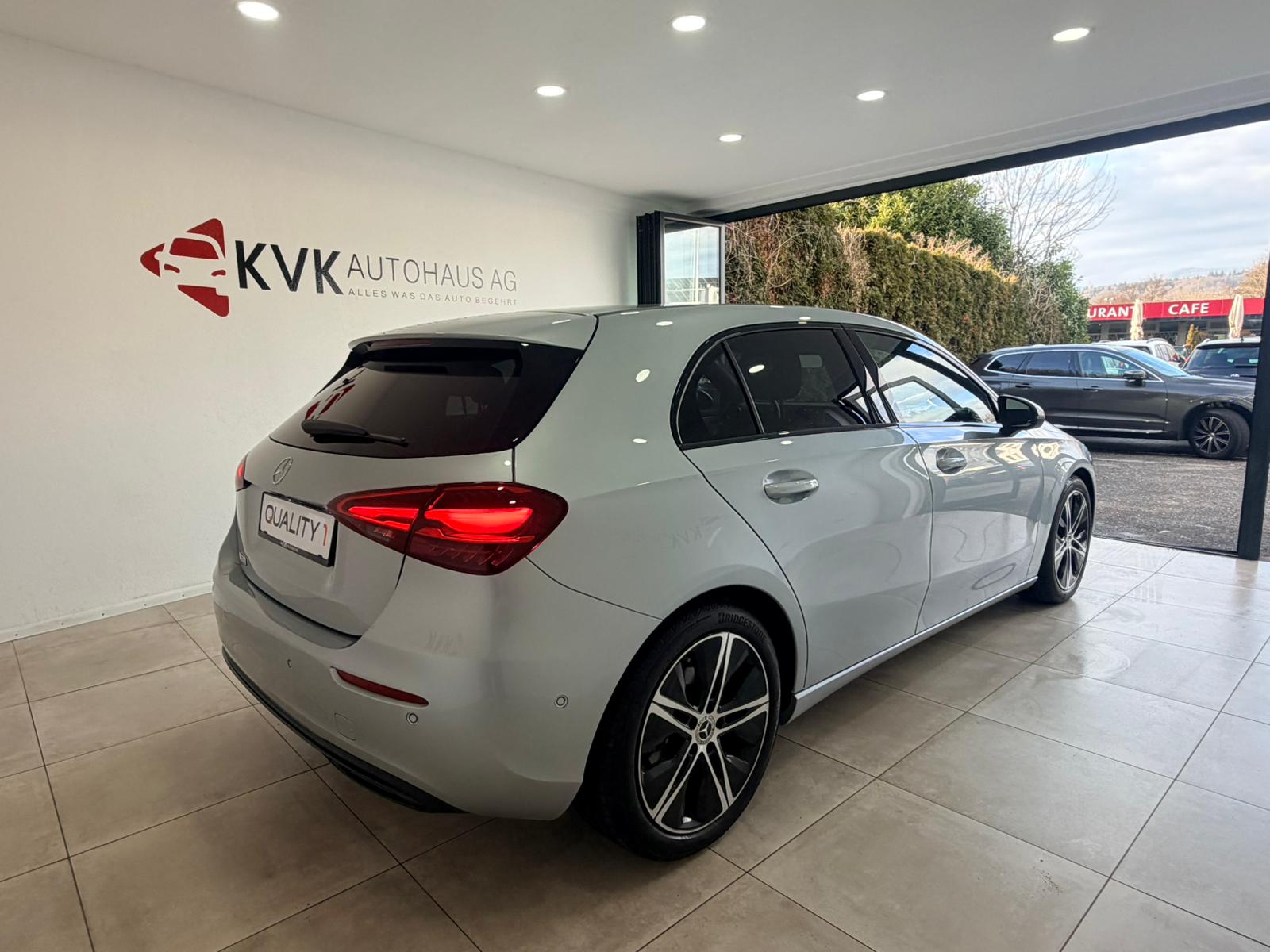 MERCEDES-BENZ A 180 7G-DCT-showroom-element-3