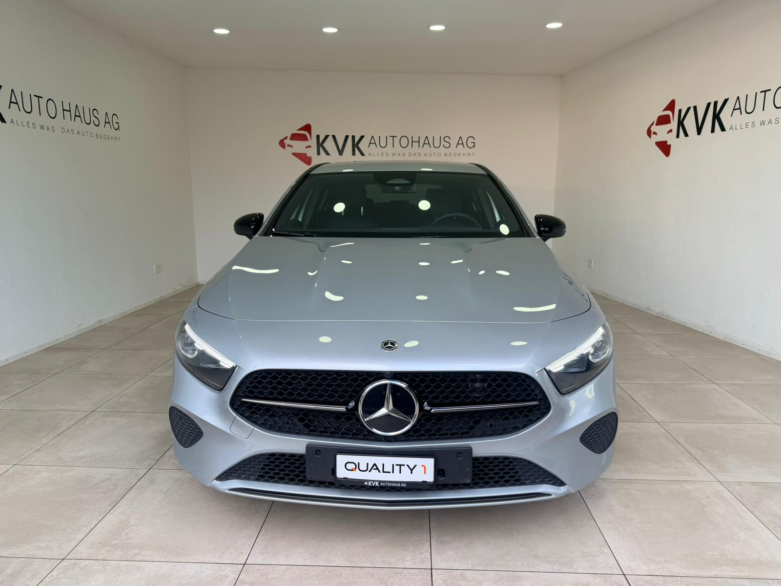 MERCEDES-BENZ A 180 7G-DCT-showroom-element-1