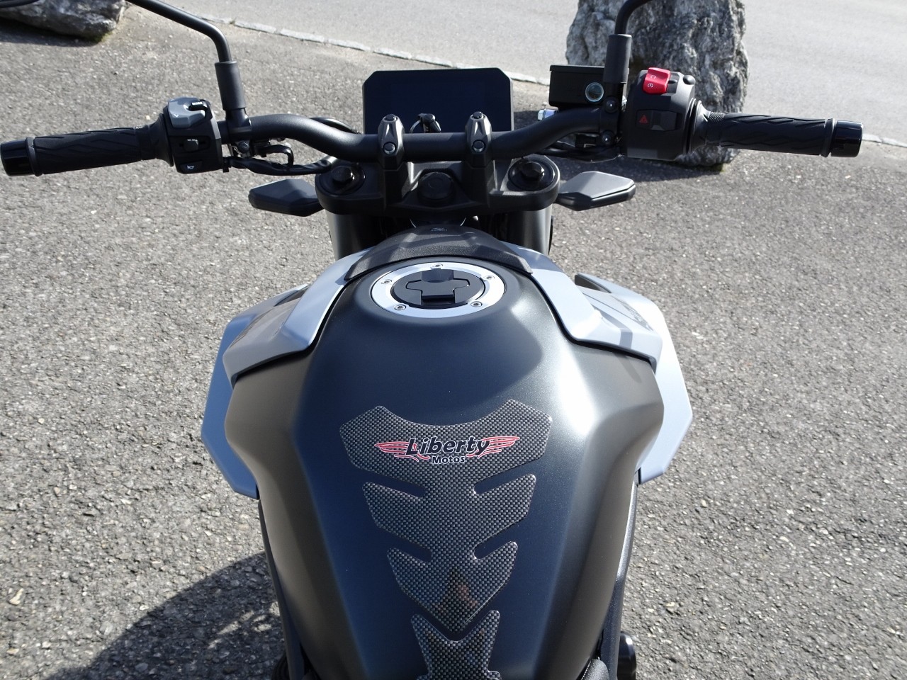 SUZUKI GSX 8 S (35kW) Action-image-5
