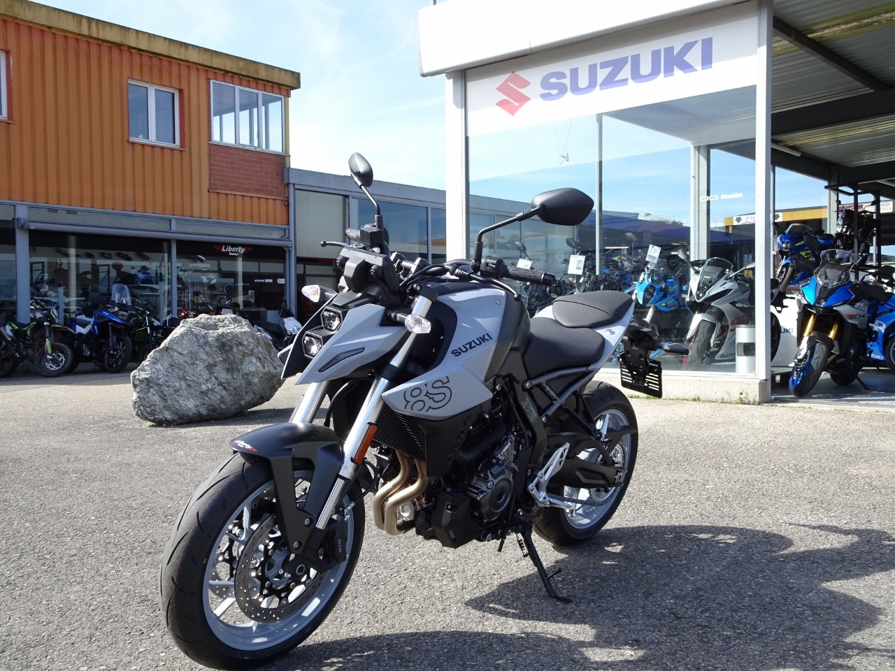 SUZUKI GSX 8 S (35kW) Action-image-3