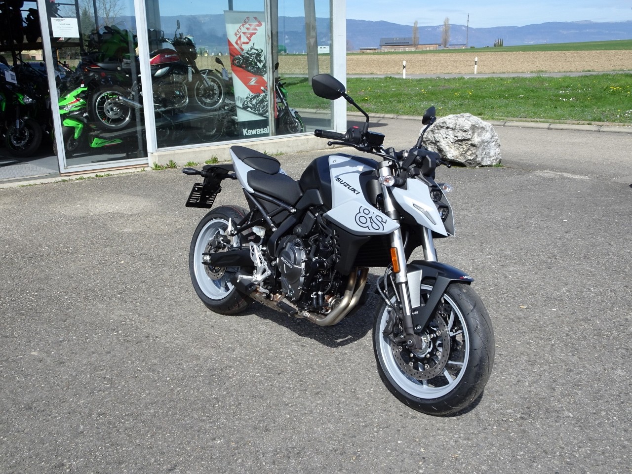SUZUKI GSX 8 S (35kW) Action-image-1