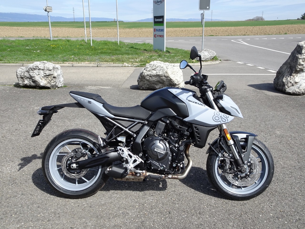 SUZUKI GSX 8 S (35kW) Action-image-0