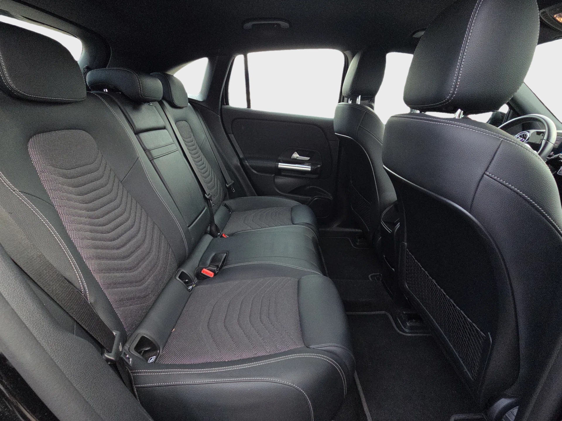 MERCEDES-BENZ EQA 300 4Matic-image-13