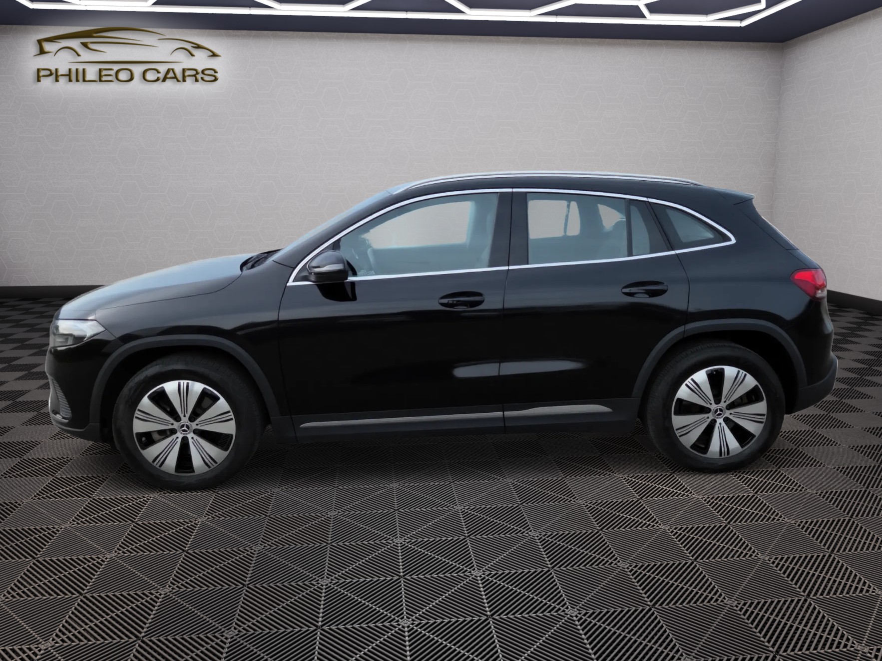 MERCEDES-BENZ EQA 300 4Matic-image-4